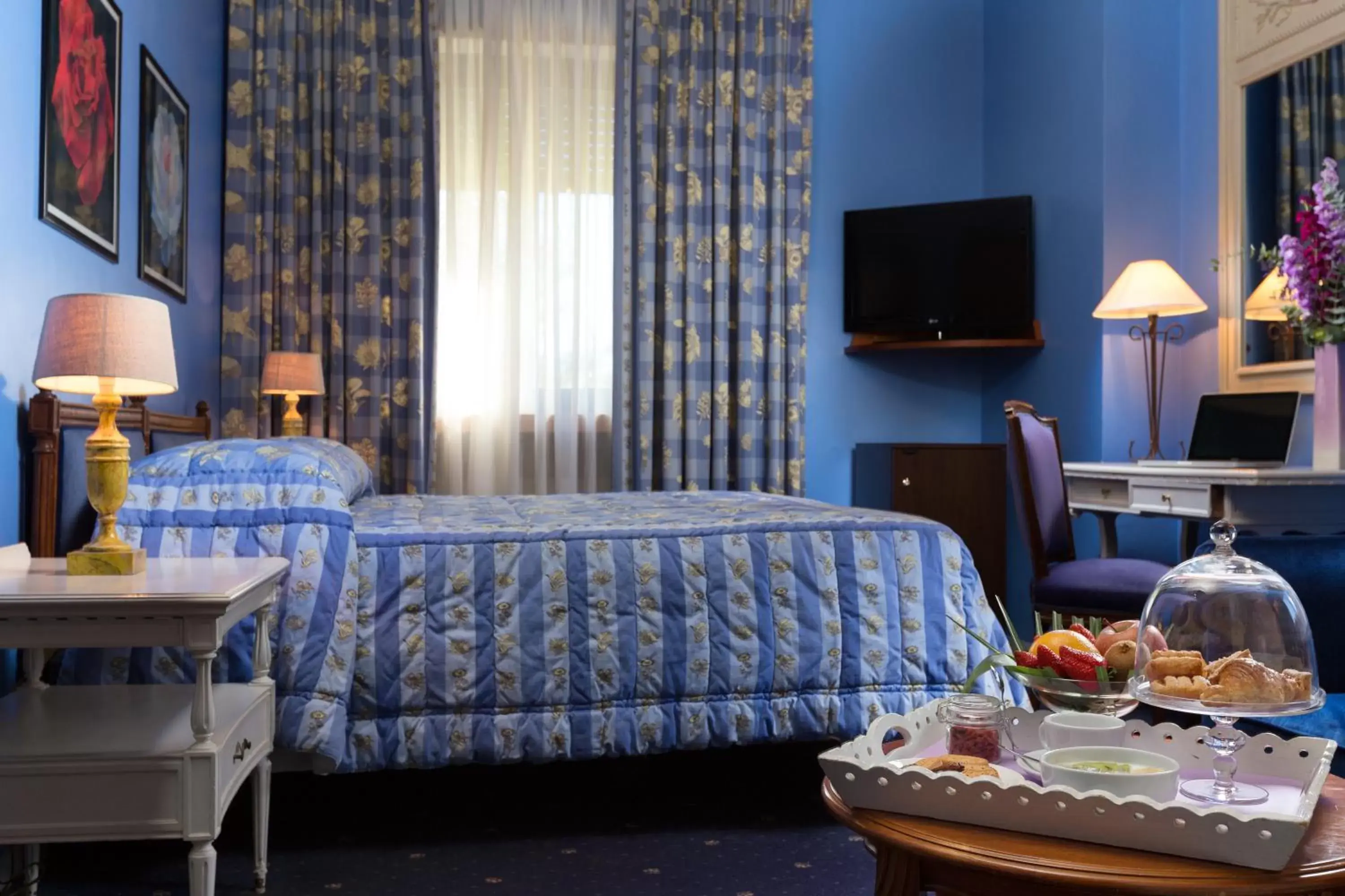 Bedroom, Bed in Hotel Fenix
