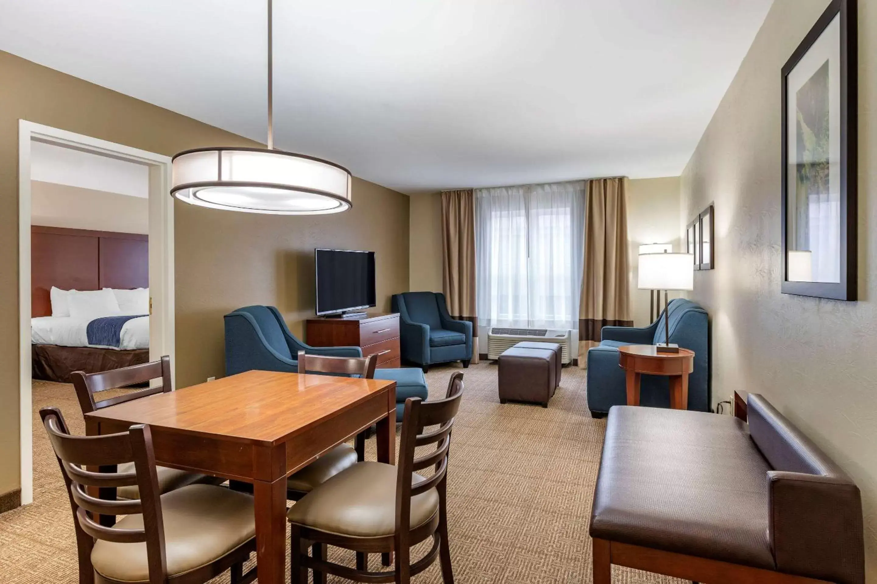 Photo of the whole room, Seating Area in Comfort Inn & Suites Northern Kentucky