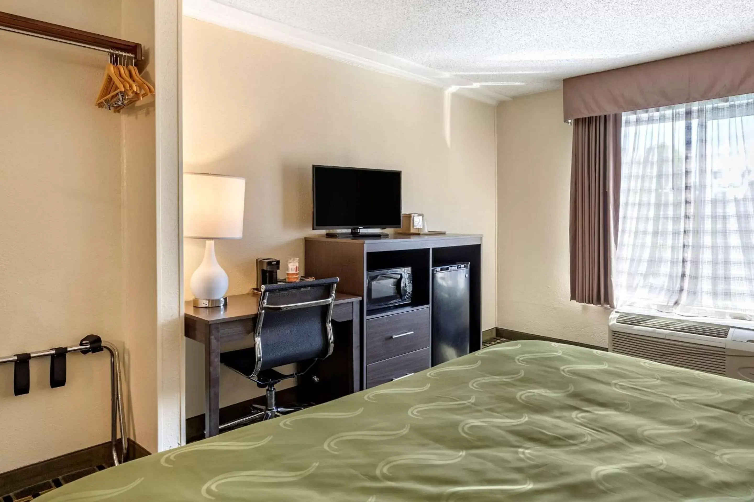 Photo of the whole room, TV/Entertainment Center in Quality Inn Duluth - Atlanta Northeast