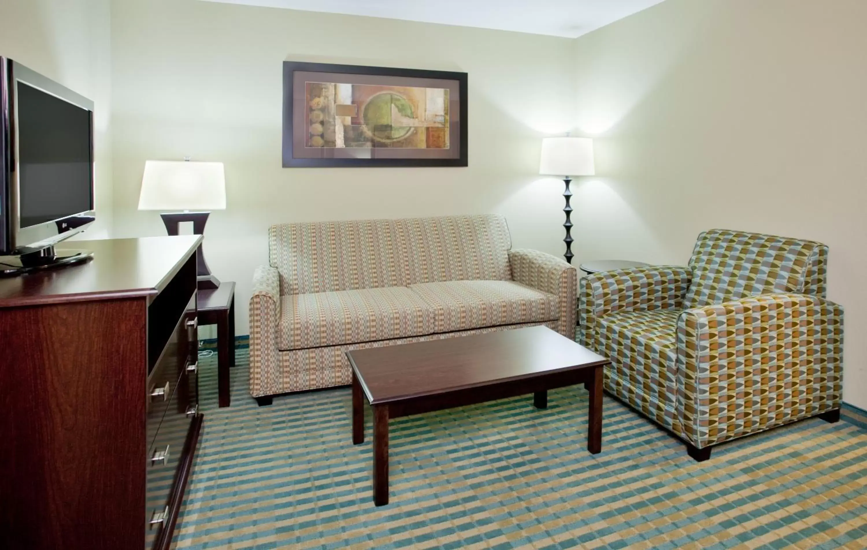Living room, Seating Area in Holiday Inn Columbia East, an IHG Hotel