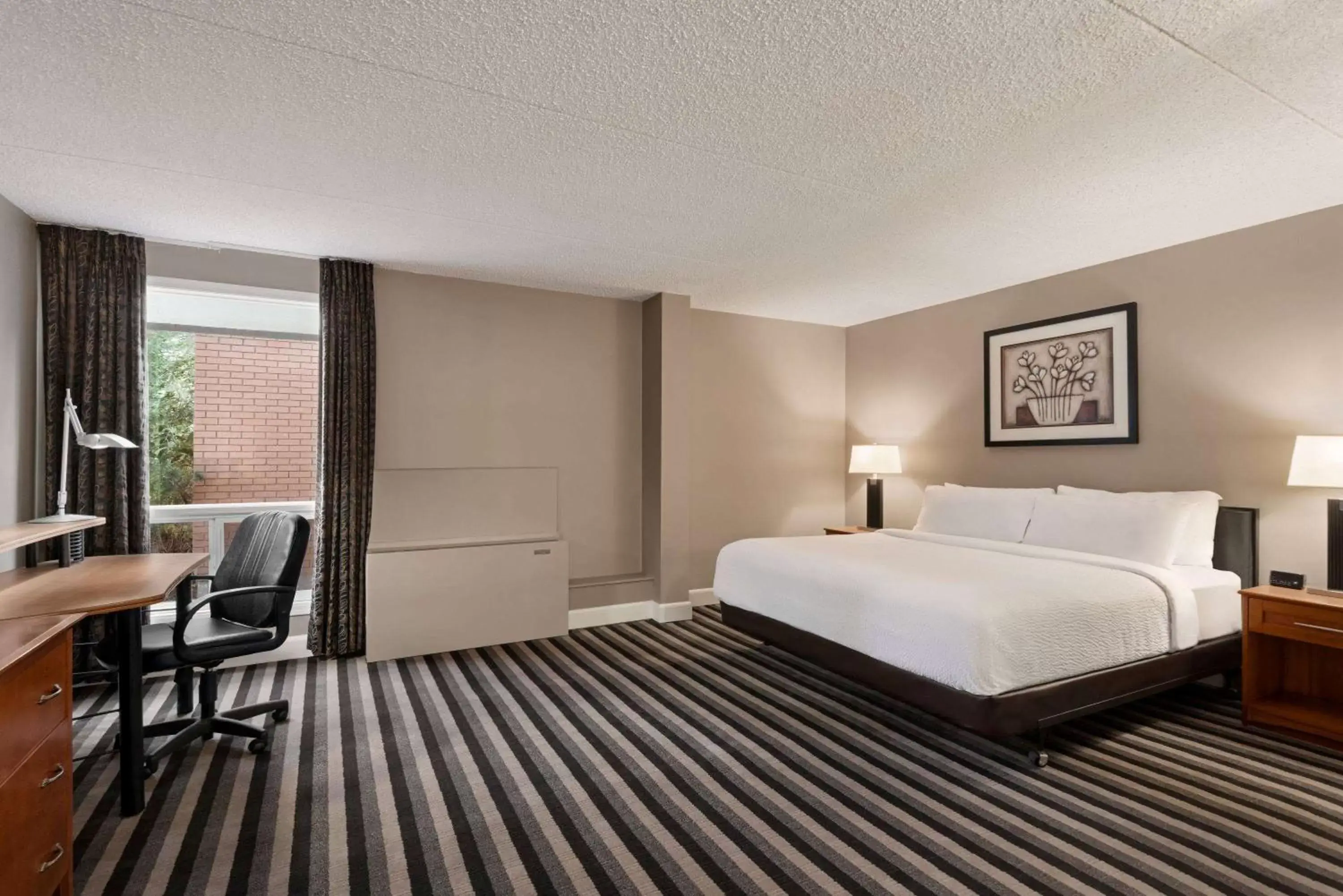 Photo of the whole room, Bed in Royal Hotel Regina, Trademark Collection by Wyndham