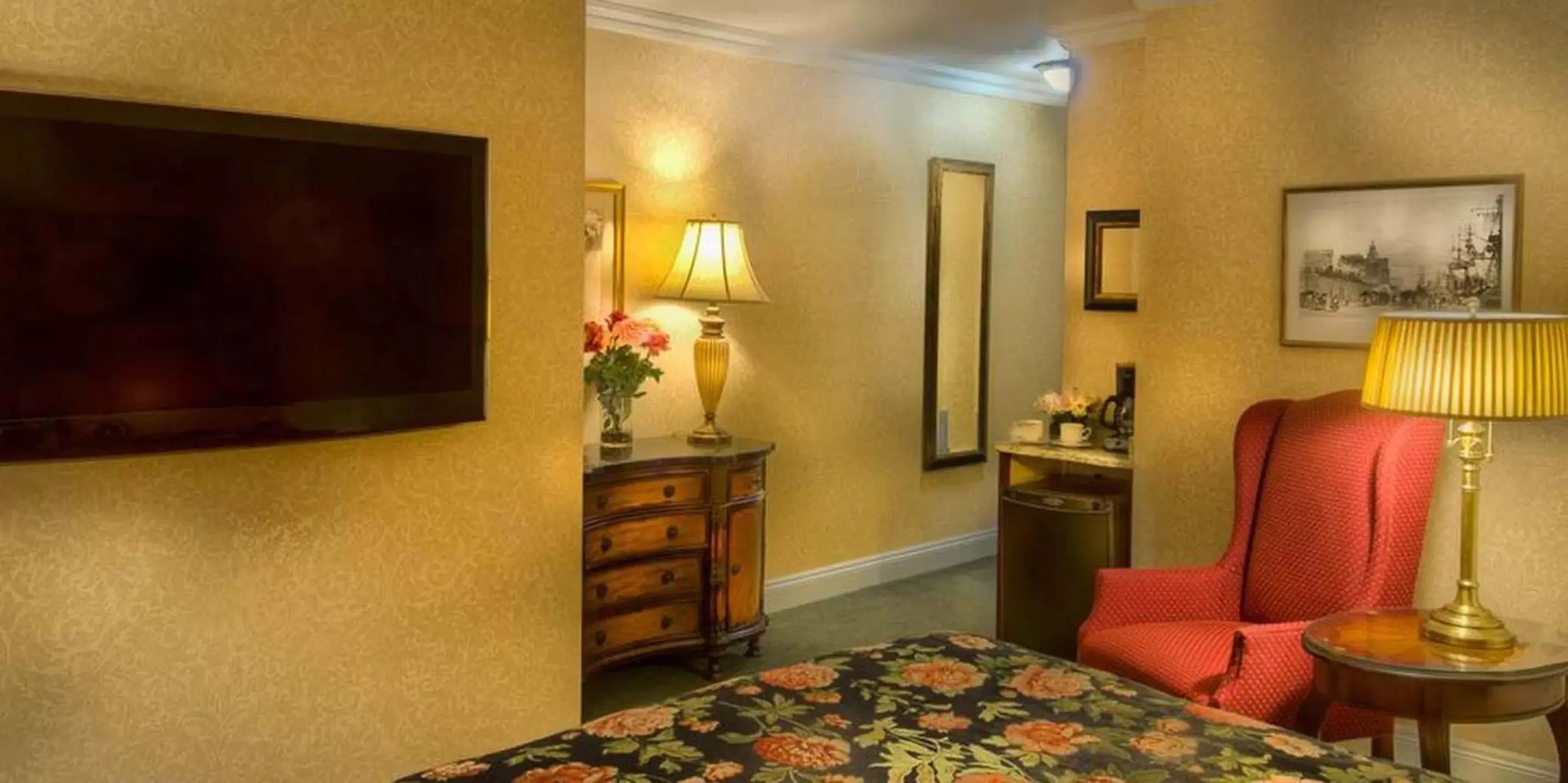 TV and multimedia, TV/Entertainment Center in Red Coach Inn