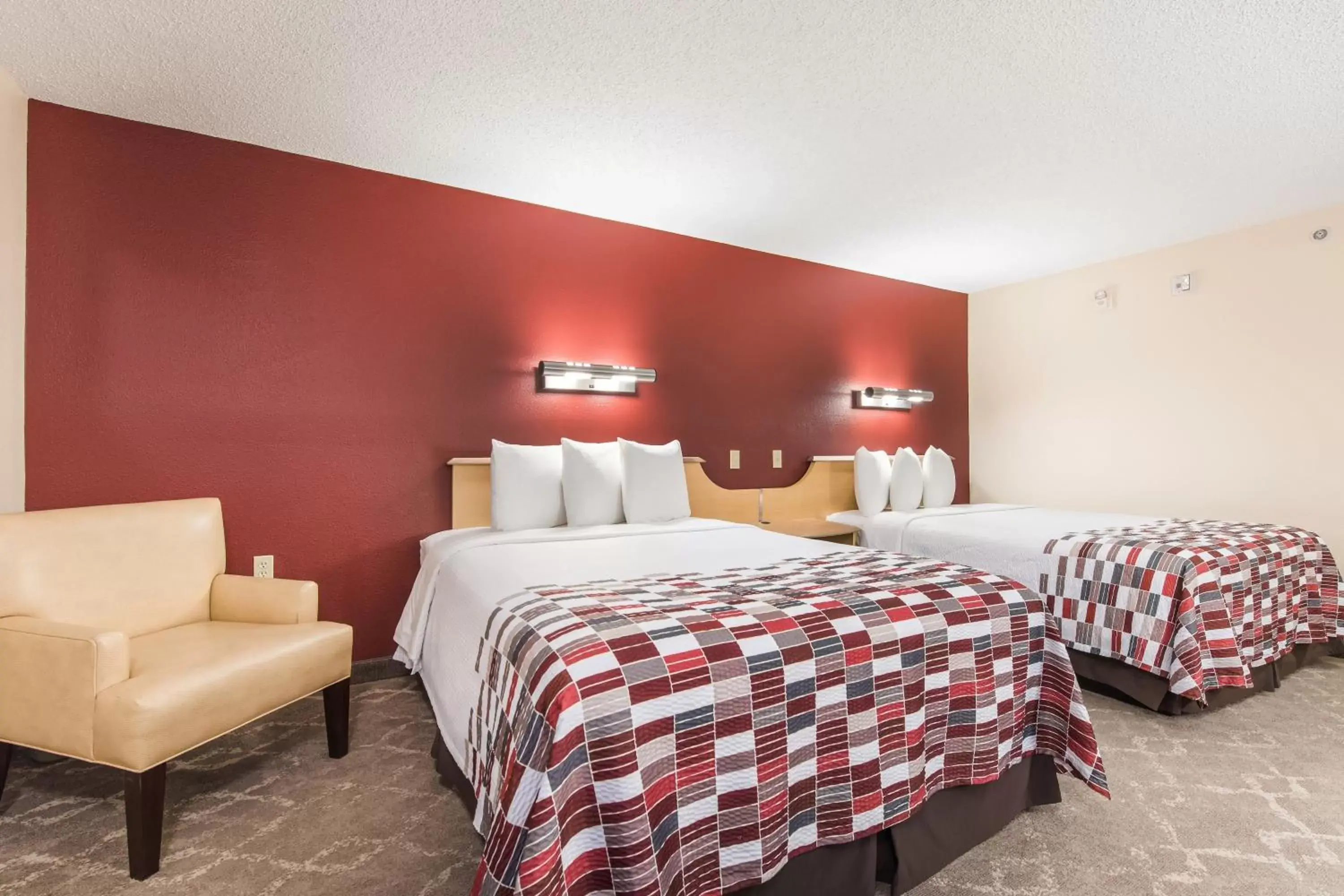 Photo of the whole room, Bed in Red Roof Inn Seattle Airport - SEATAC