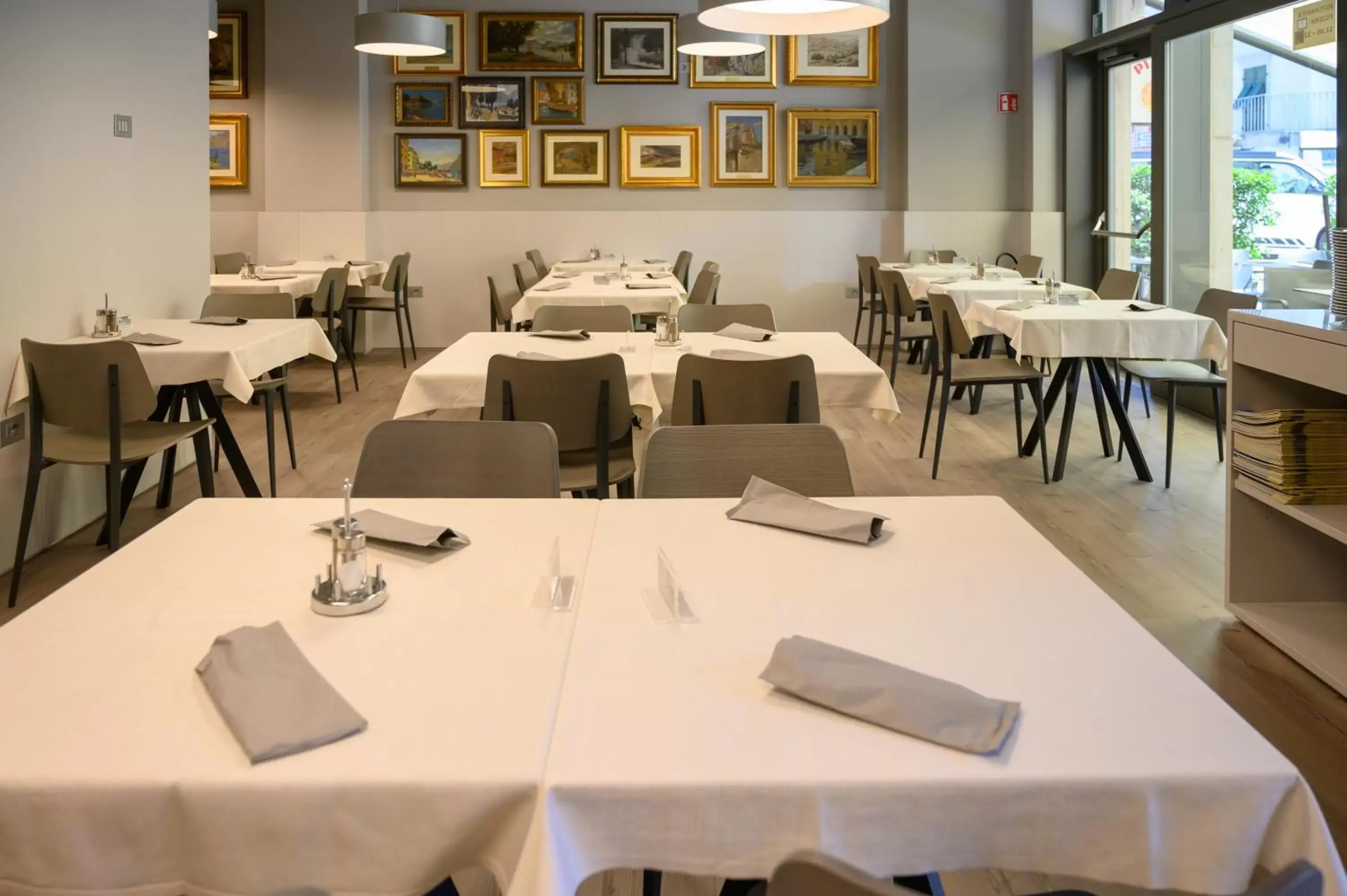 Restaurant/Places to Eat in Hotel Benaco