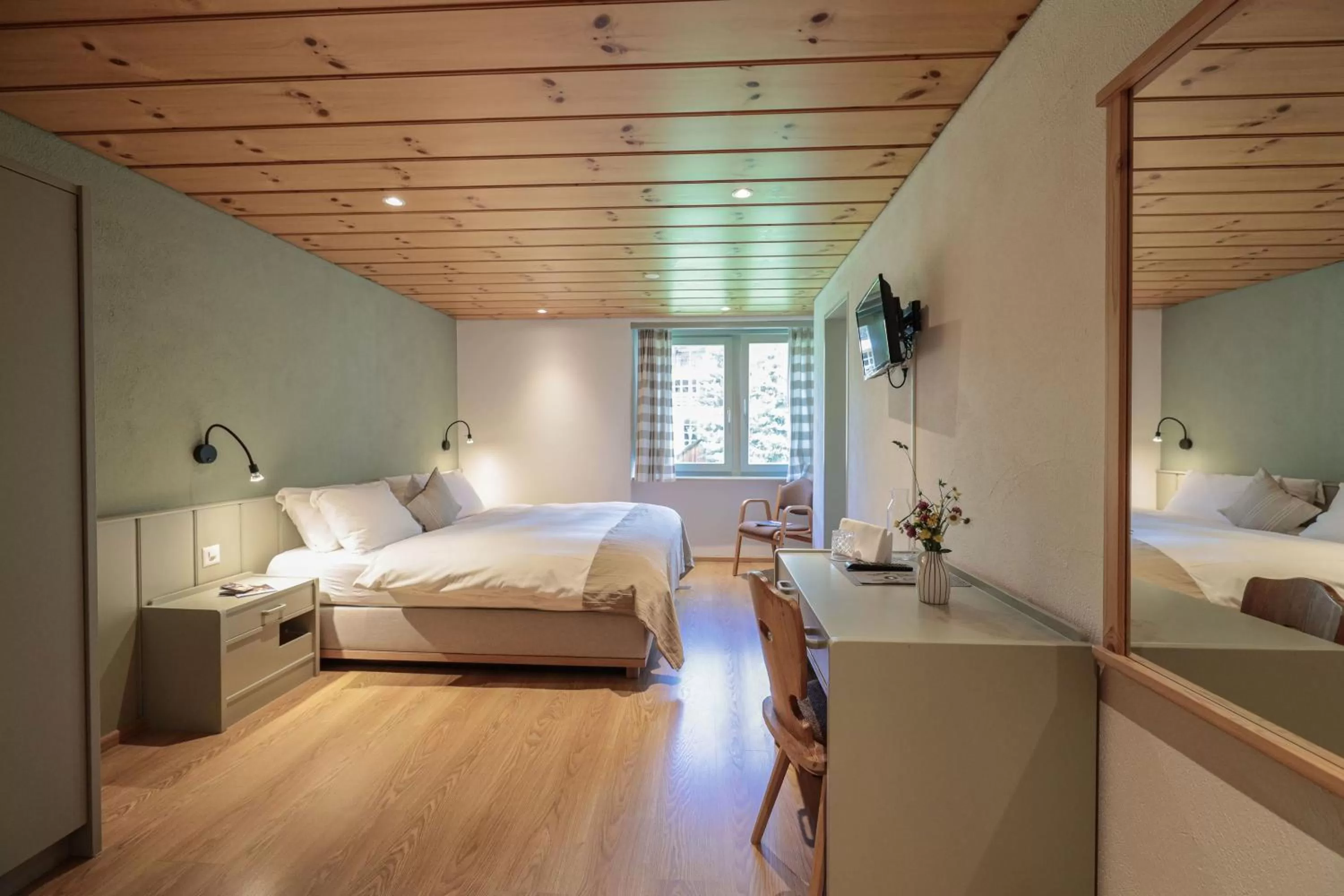 Photo of the whole room, Bed in Hotel Seehof-Arosa