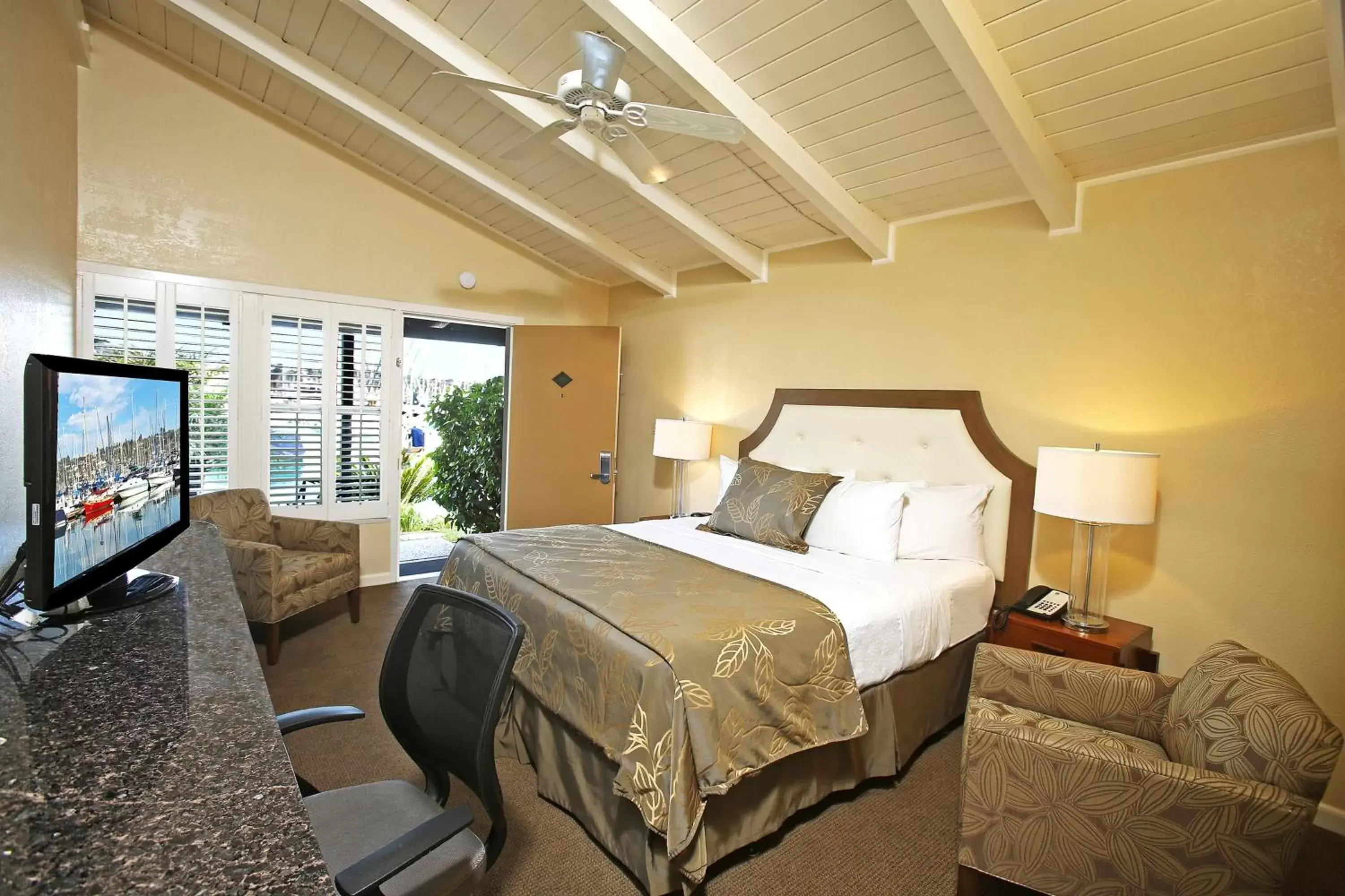 Photo of the whole room, Bed in Best Western PLUS Island Palms Hotel & Marina