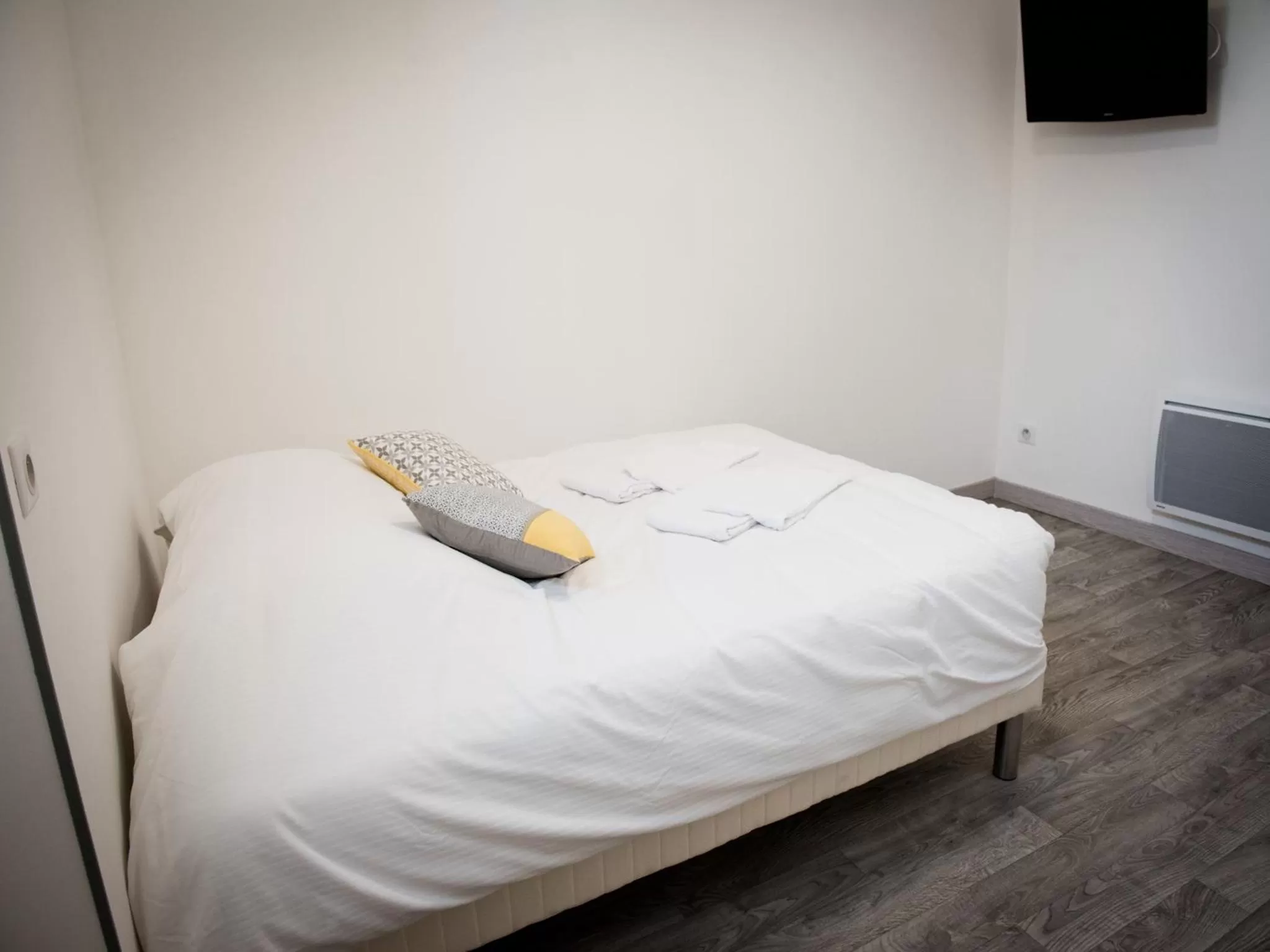 Photo of the whole room, Bed in Logis Hotel Restaurant Le Relais Fleuri