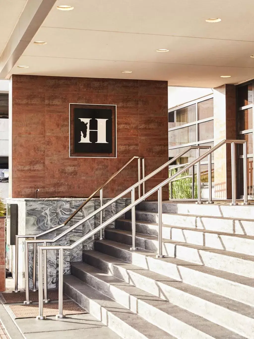 Facade/entrance in Hutton Hotel Facade/entrance in Hutton Hotel