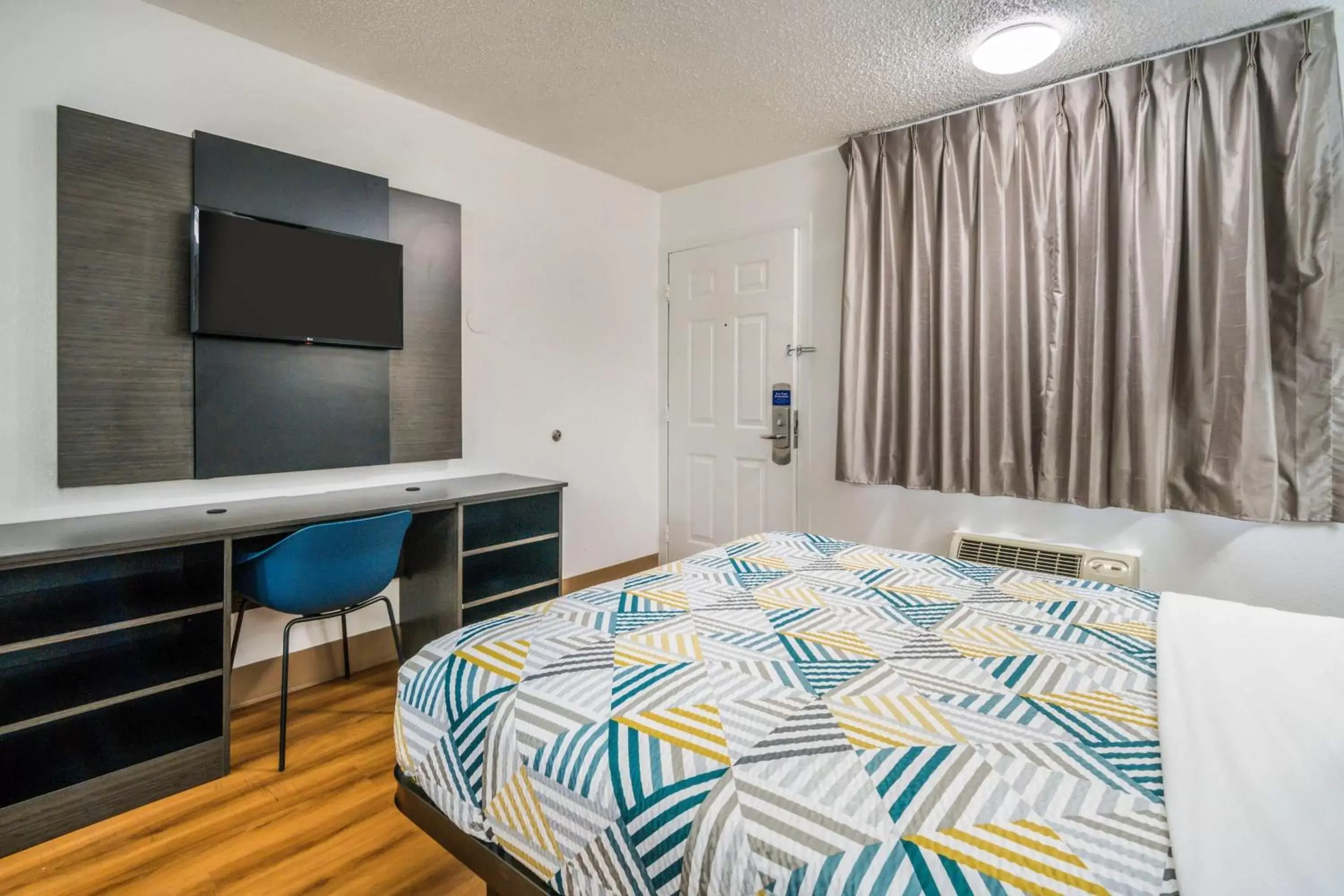 Photo of the whole room, Bed in Motel 6-Irving, TX - Dallas Photo of the whole room, Bed in Motel 6-Irving, TX - Dallas