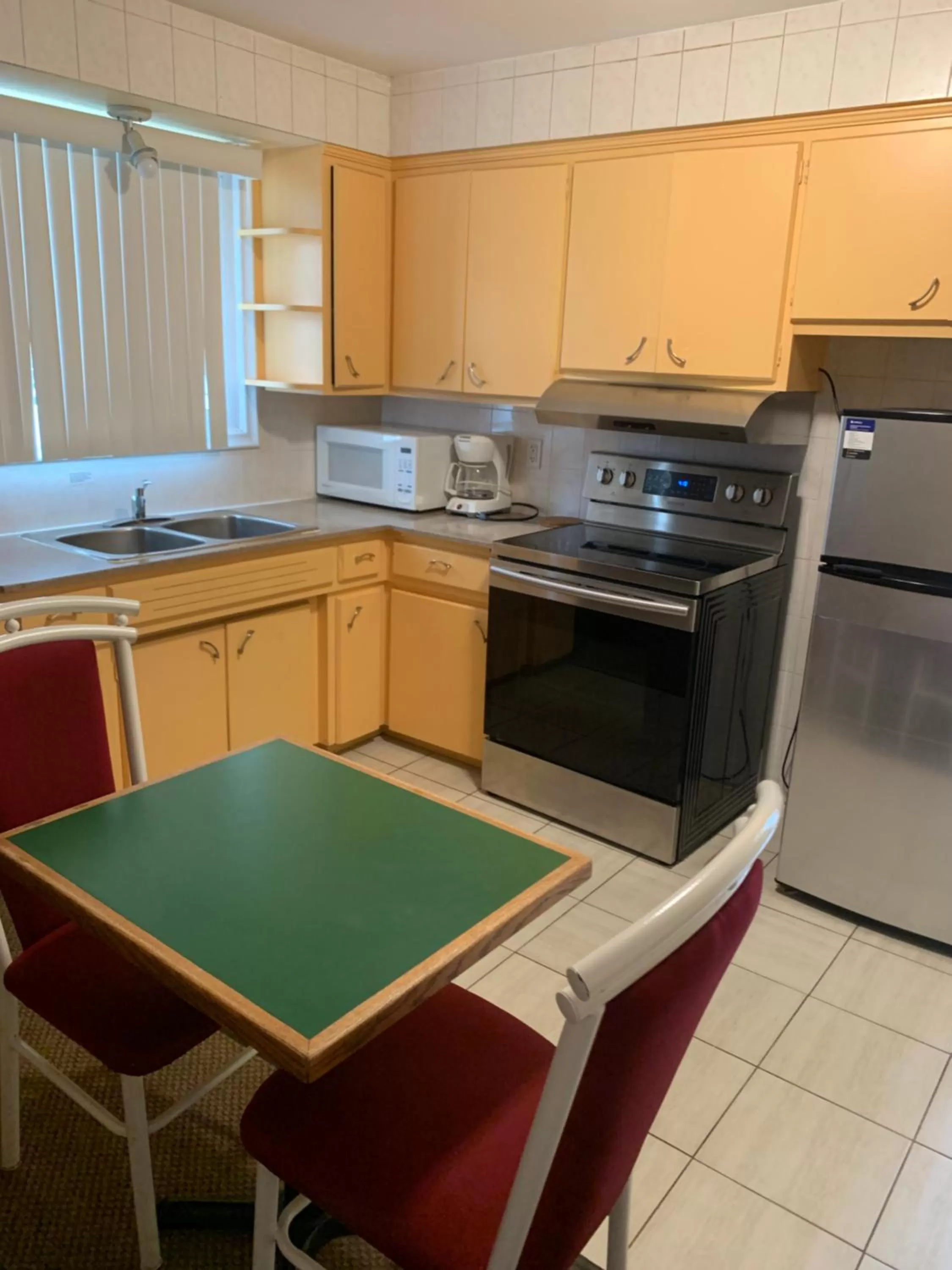 Kitchen or kitchenette in Sunparlor Motel