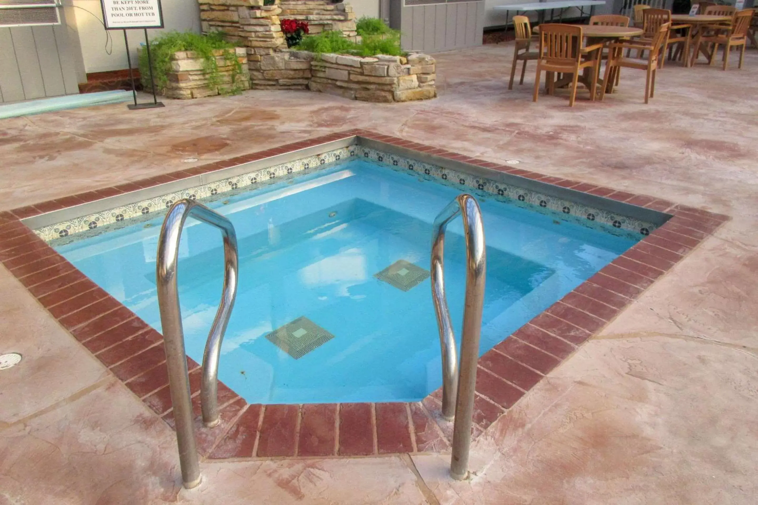 On site, Swimming Pool in Clarion Inn