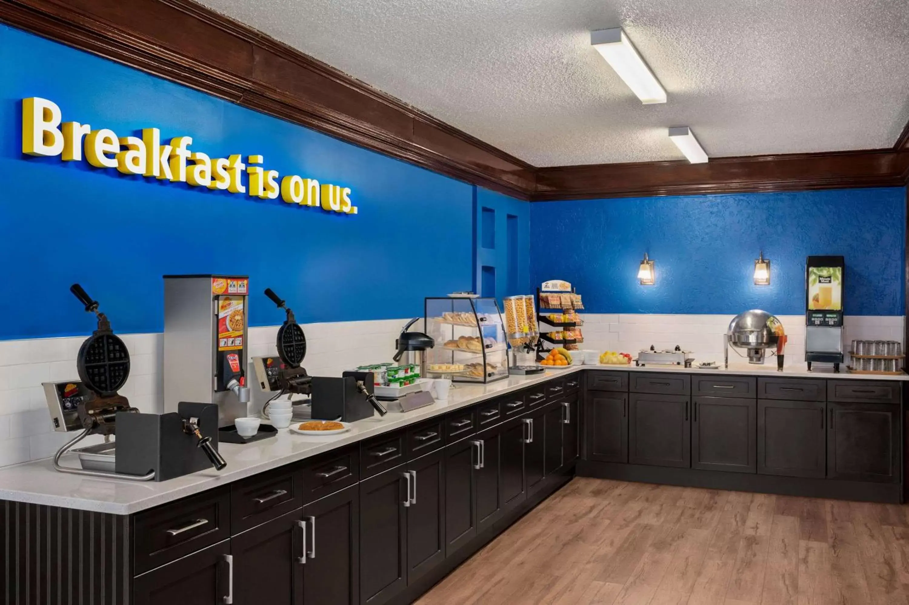Restaurant/places to eat, Kitchen/Kitchenette in Days Inn by Wyndham Fredericton