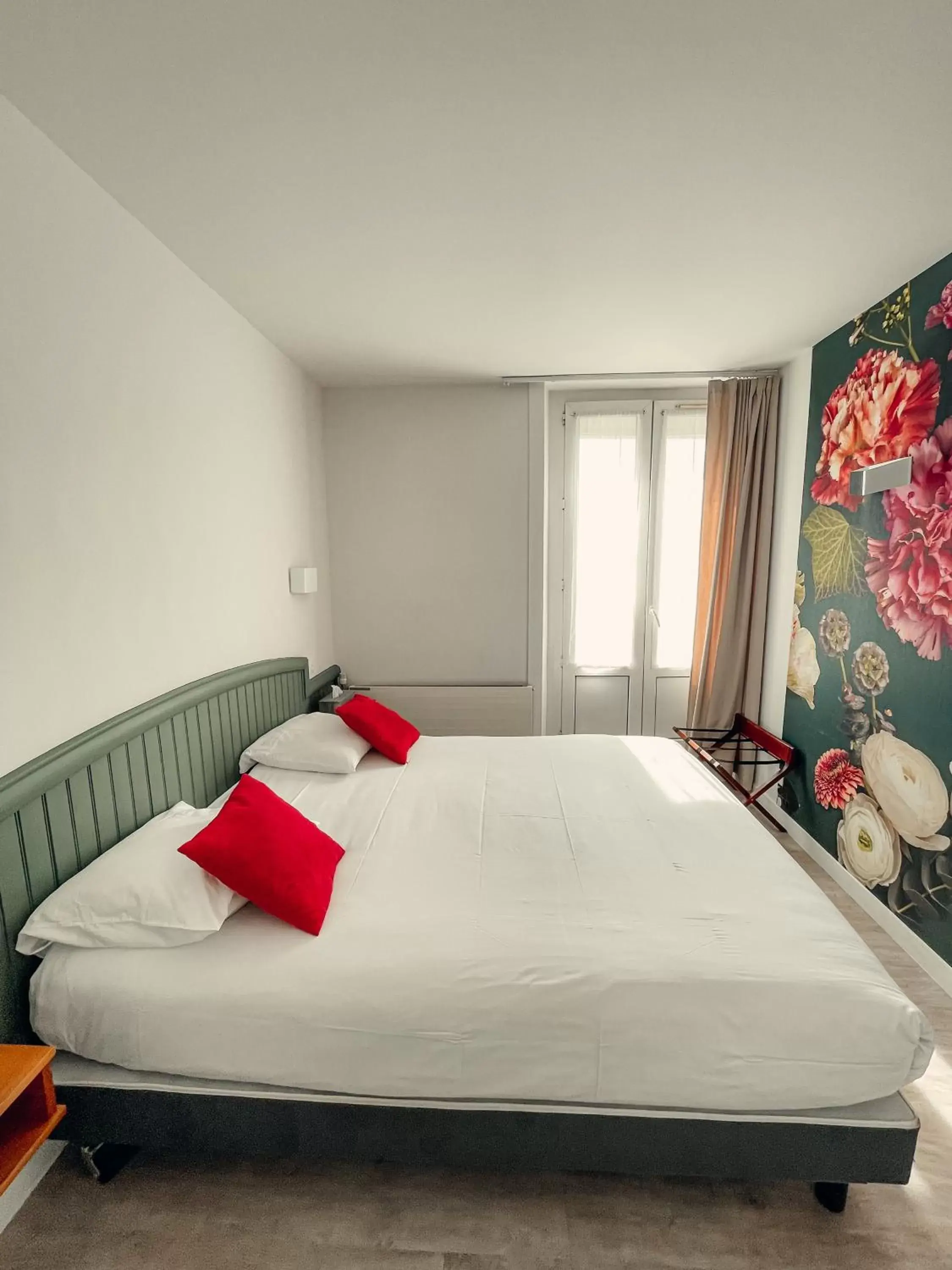 Photo of the whole room, Bed in Garden Hotel Rennes Centre Gare