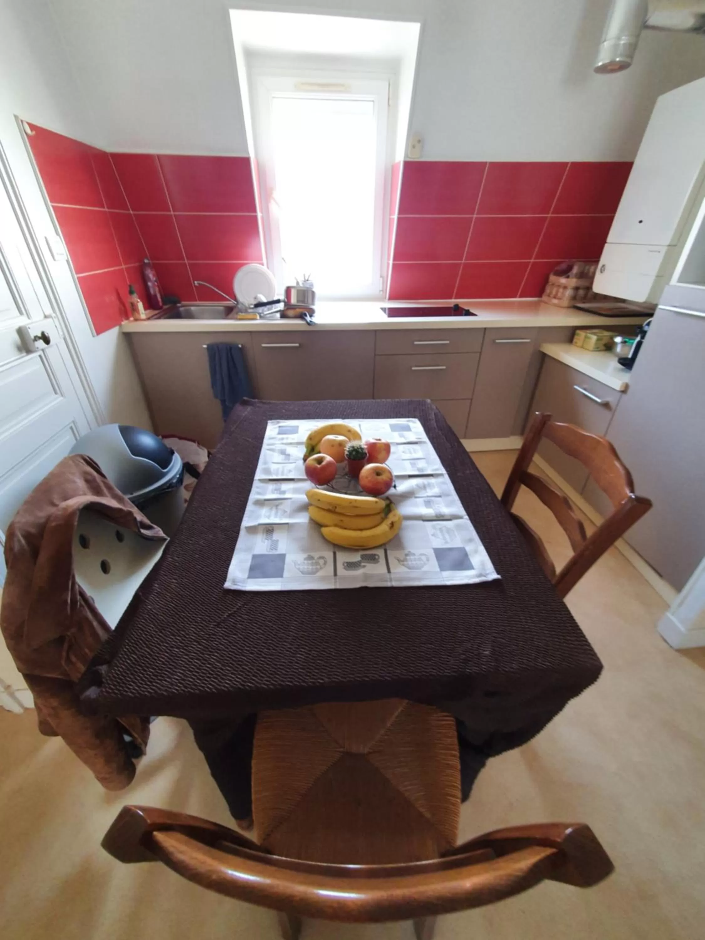 Kitchen or kitchenette, Dining Area in Cocon cosy avec SDB privée à Tours centre