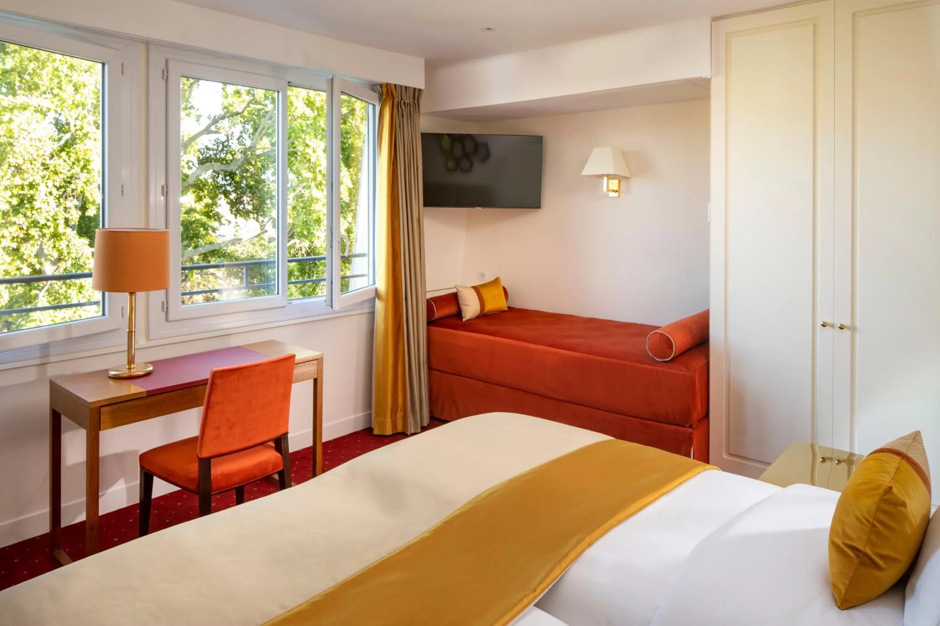 Bed in Hotel De Suede Saint Germain