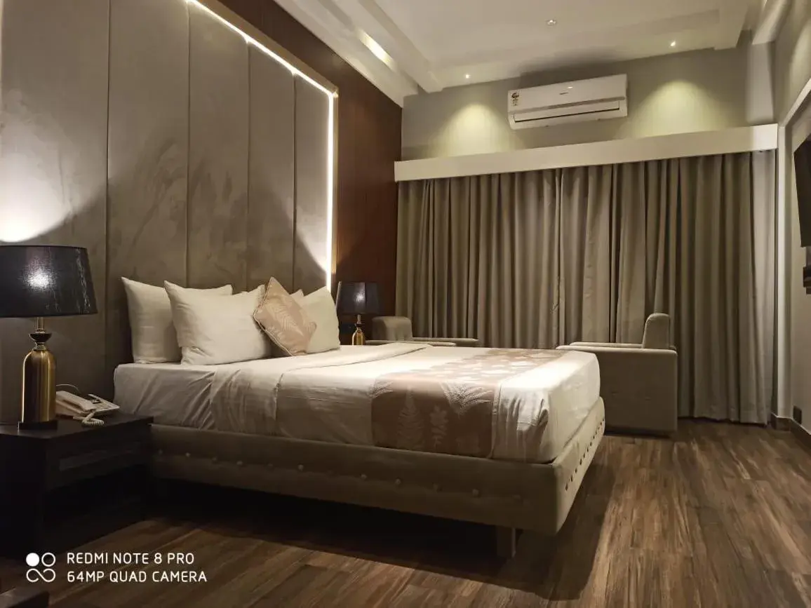 Deluxe King Room in Hotel Poonja International Deluxe King Room in Hotel Poonja International