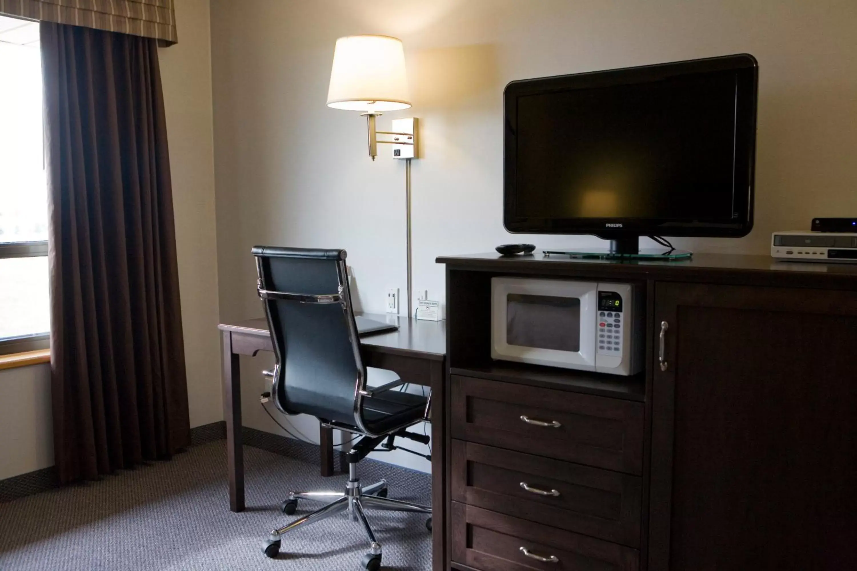TV and multimedia, TV/Entertainment Center in Super 8 by Wyndham Port Elgin