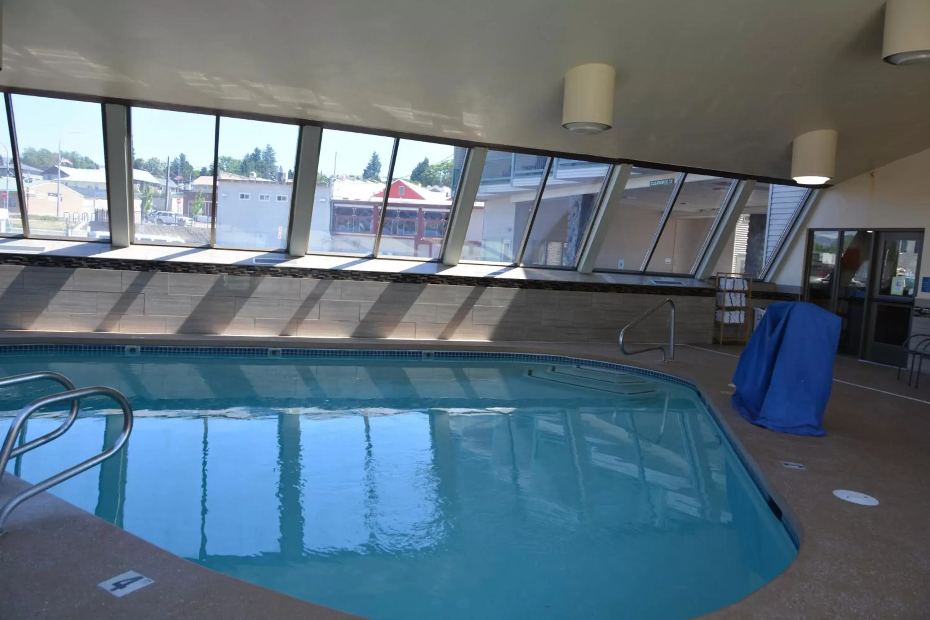 Swimming Pool in Cedars Inn