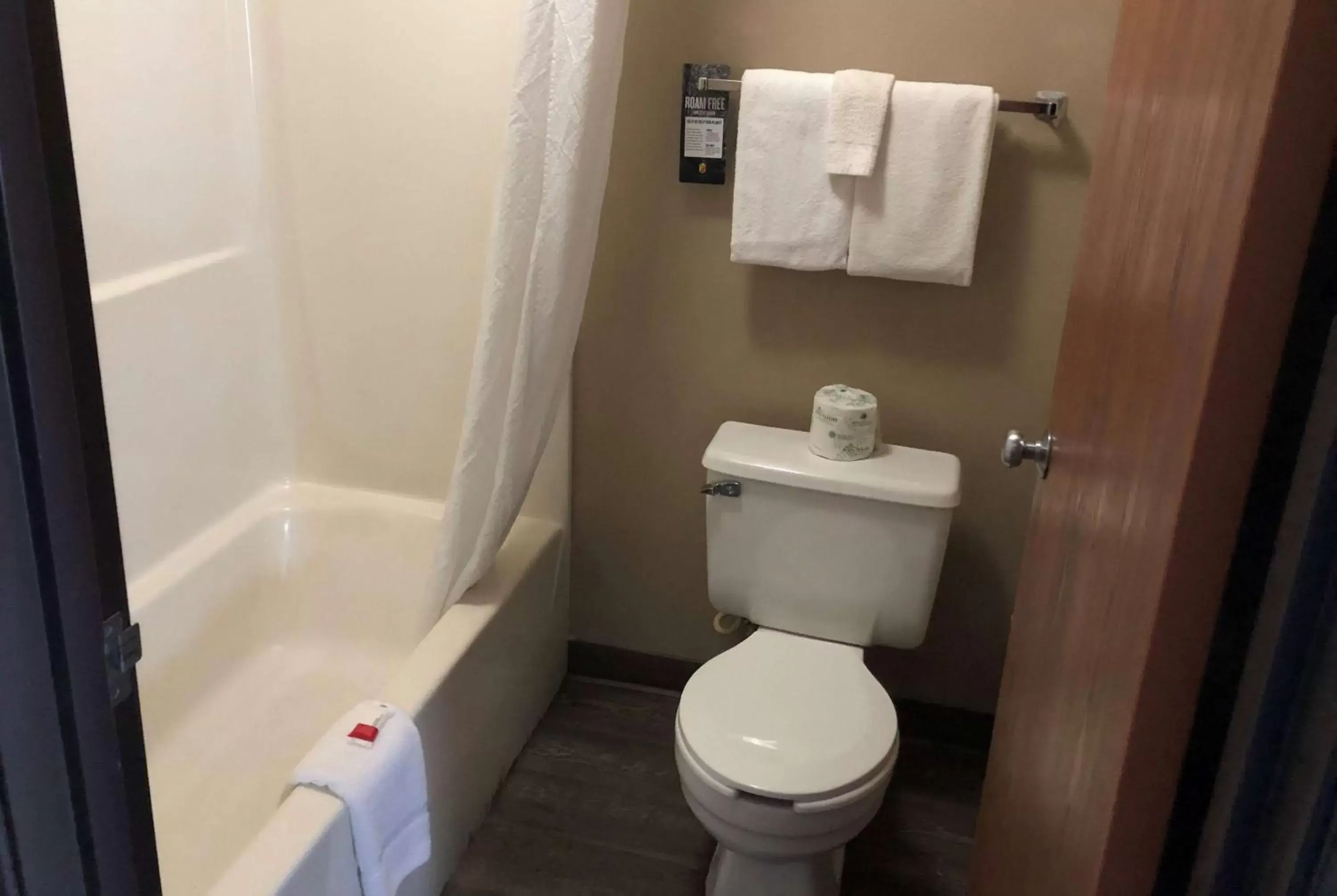 TV and multimedia, Bathroom in Super 8 by Wyndham Milwaukee Airport