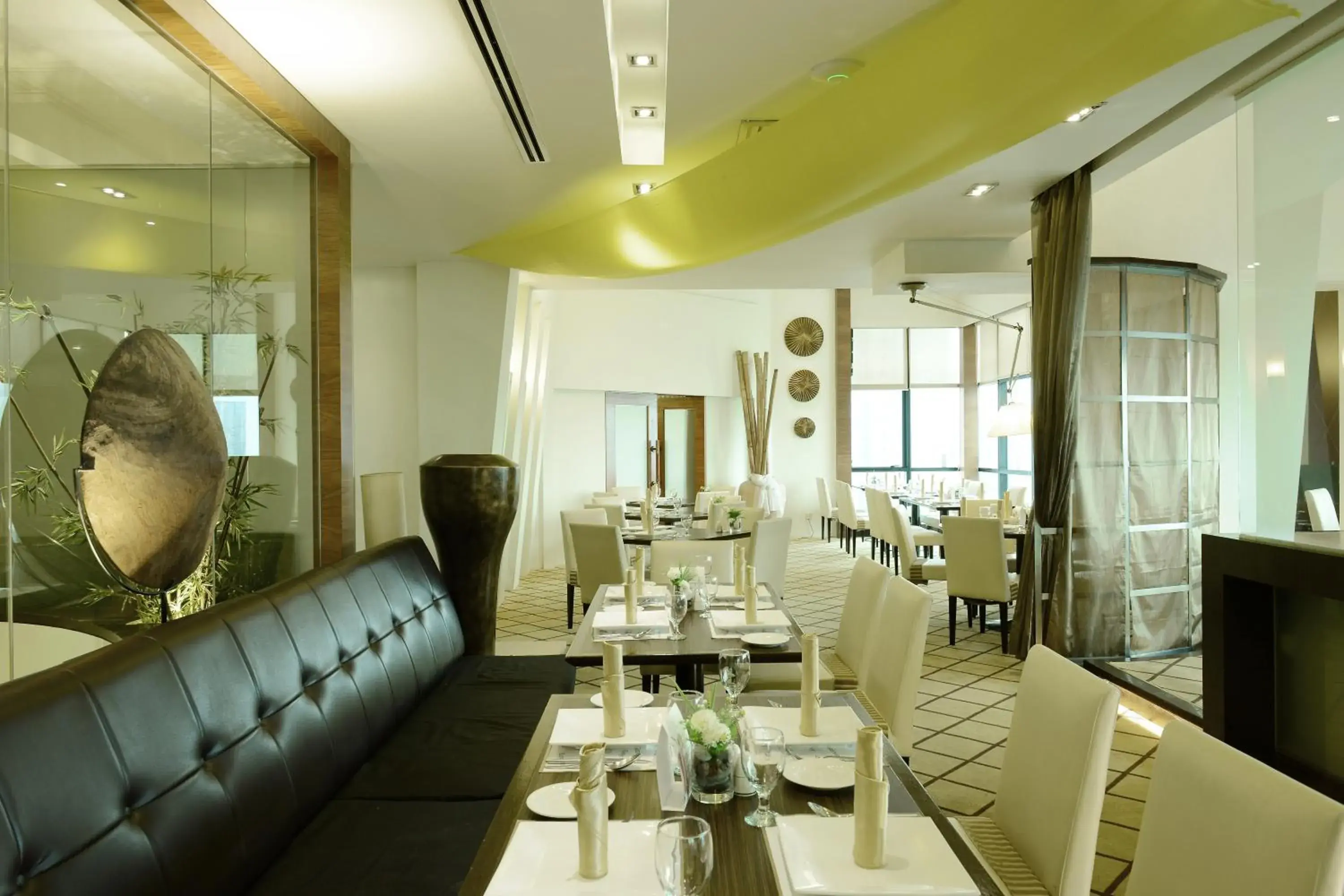 Restaurant/places to eat in Pacific Regency Hotel Suites Restaurant/places to eat in Pacific Regency Hotel Suites