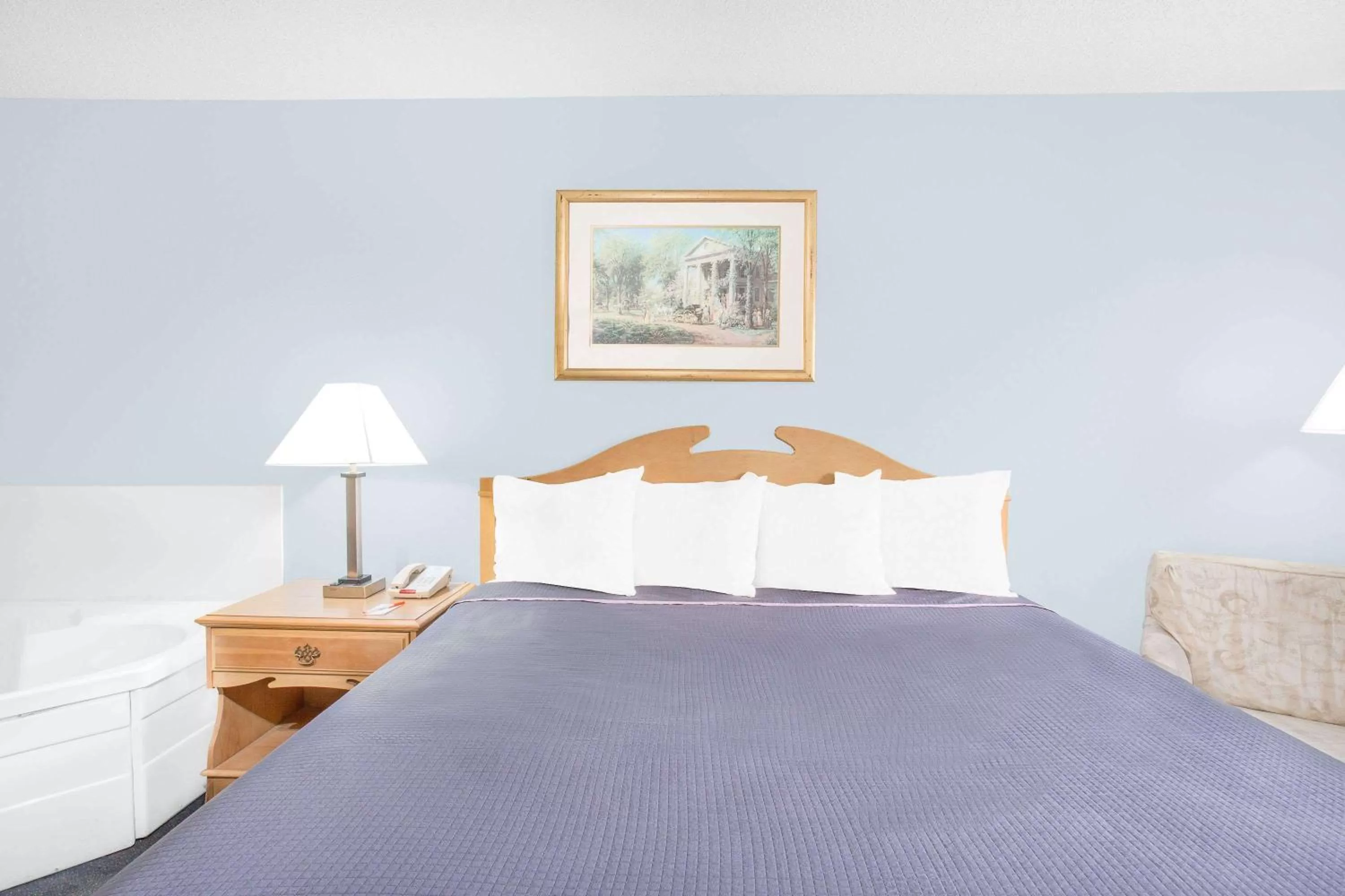 Photo of the whole room, Bed in Howard Johnson by Wyndham Staunton