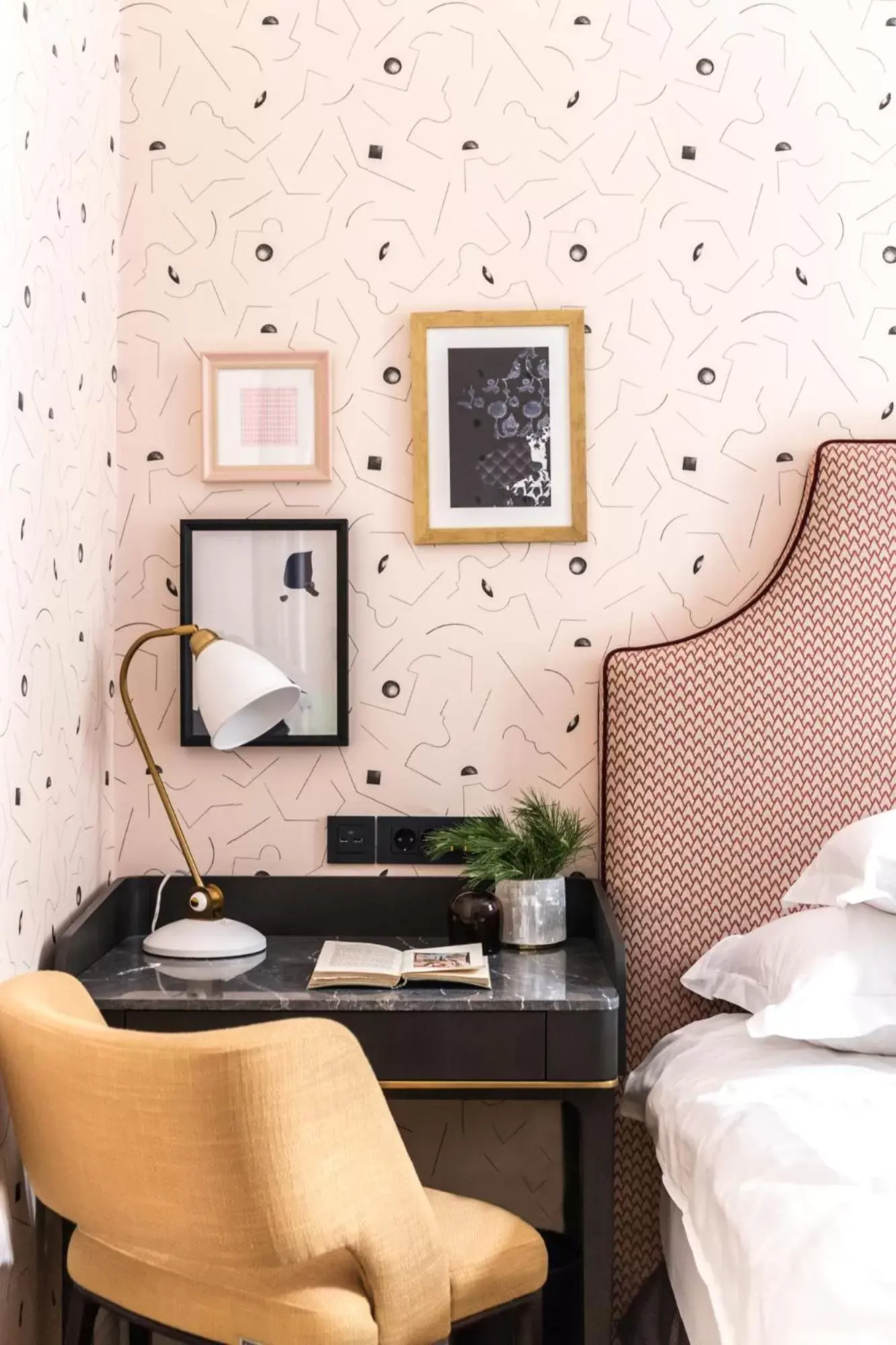 Bed in Hotel Capital Bed in Hotel Capital