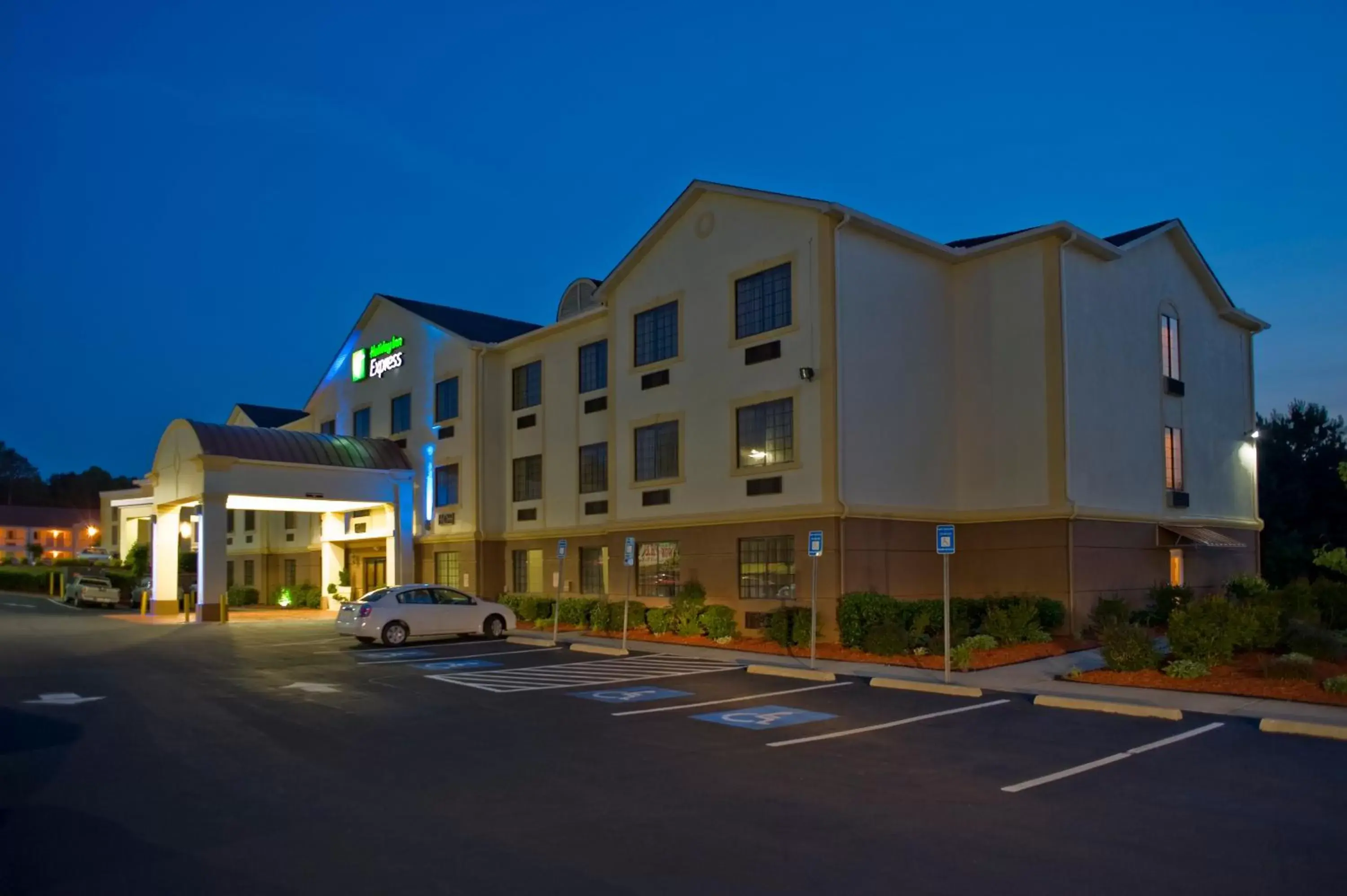 Property Building in Holiday Inn Express Hotel & Suites Kennesaw Northwest - Acworth, an IHG Hotel