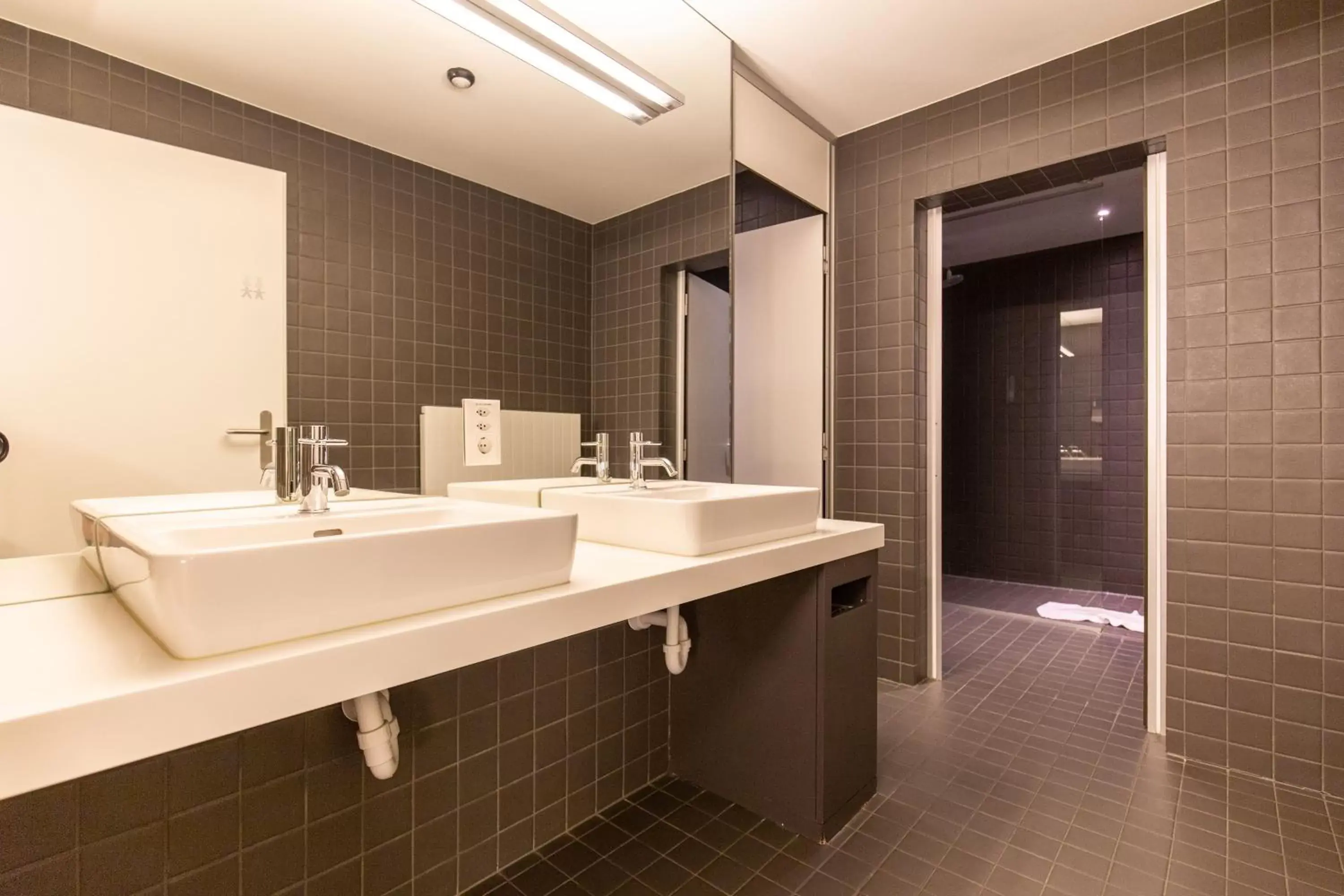 Shower, Bathroom in Hotel & Lounge by Hyve Basel SBB