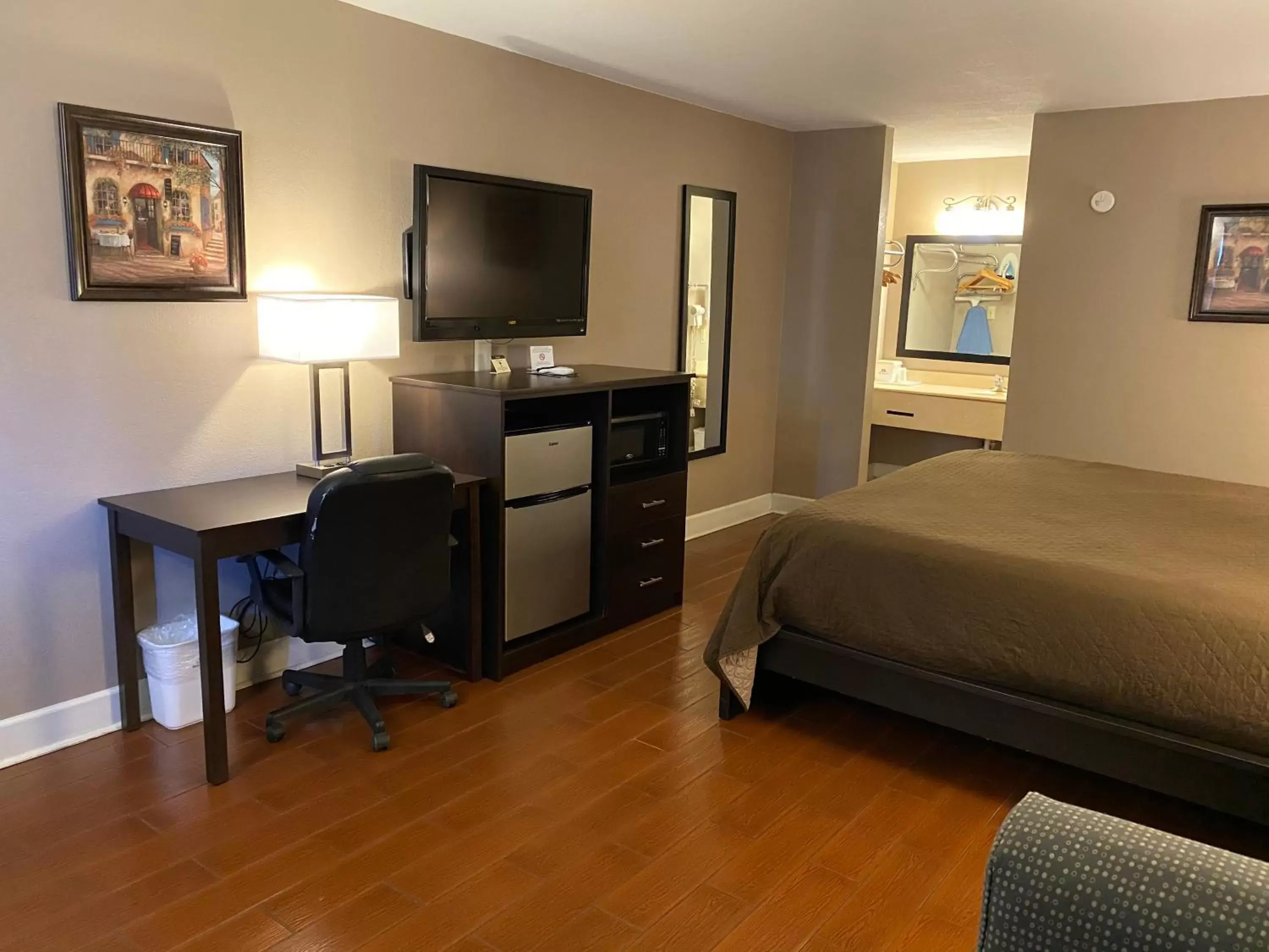 Photo of the whole room, TV/Entertainment Center in Americas Best Value Inn New Boston