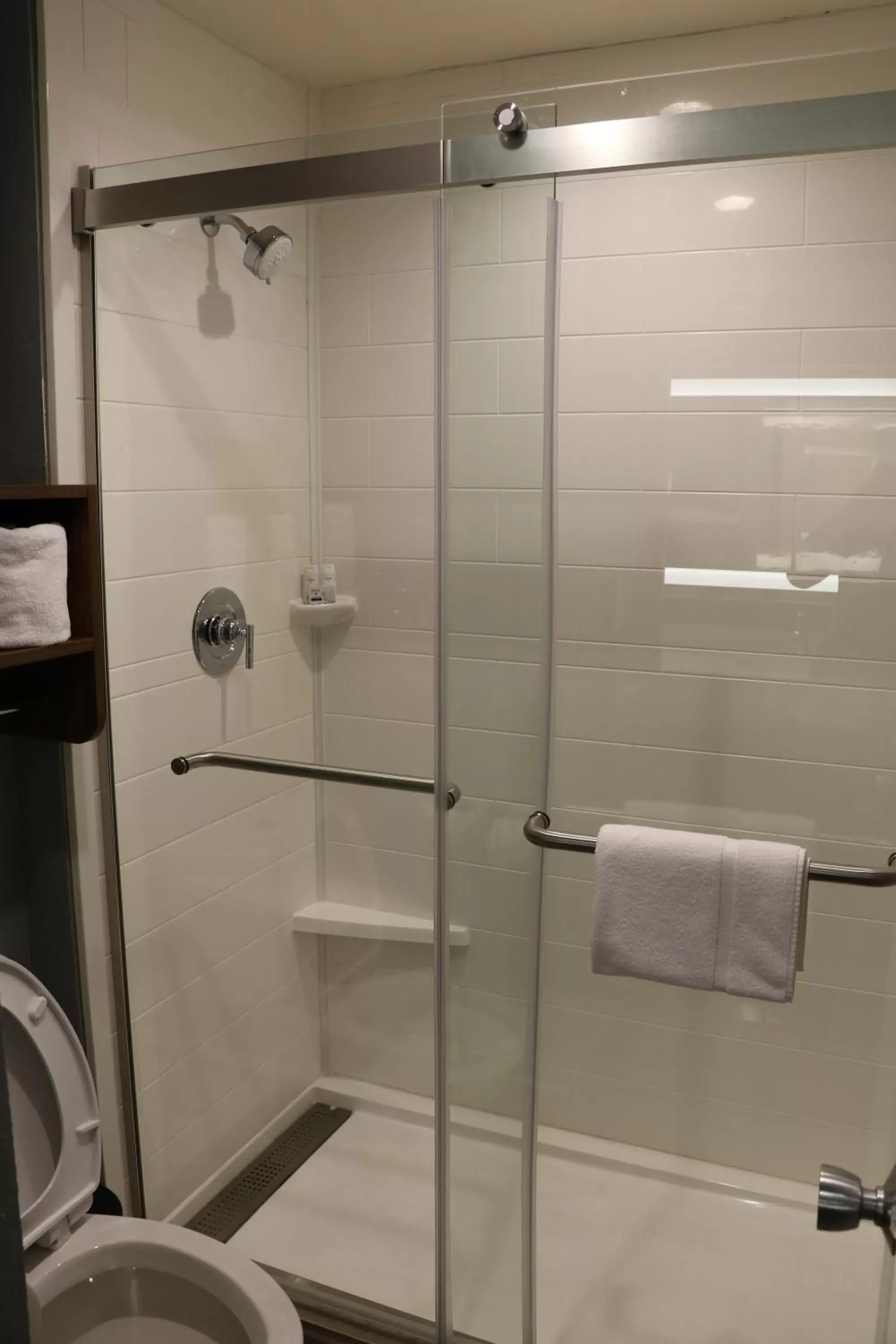 Shower, Bathroom in La Quinta by Wyndham Chicago Gurnee