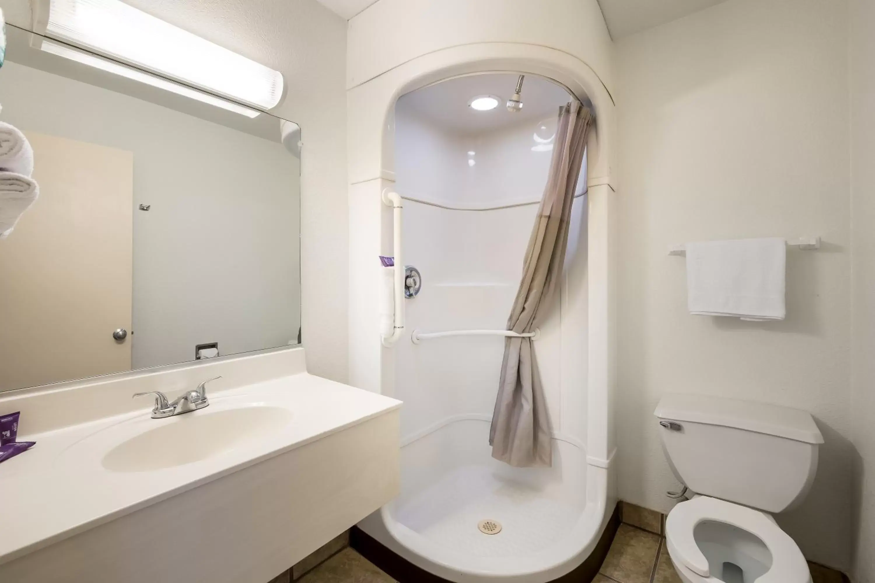 Shower, Bathroom in Knights Inn Sierra Vista / East Fry