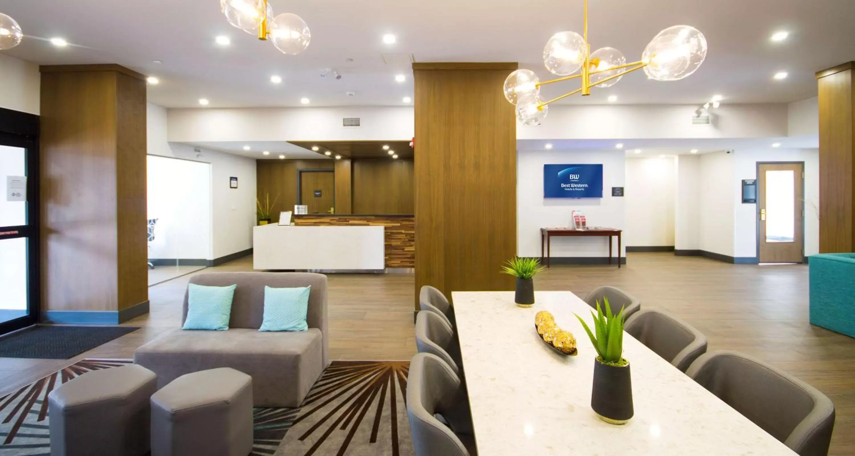 Lobby or reception in Best Western Plus Suites Downtown Calgary
