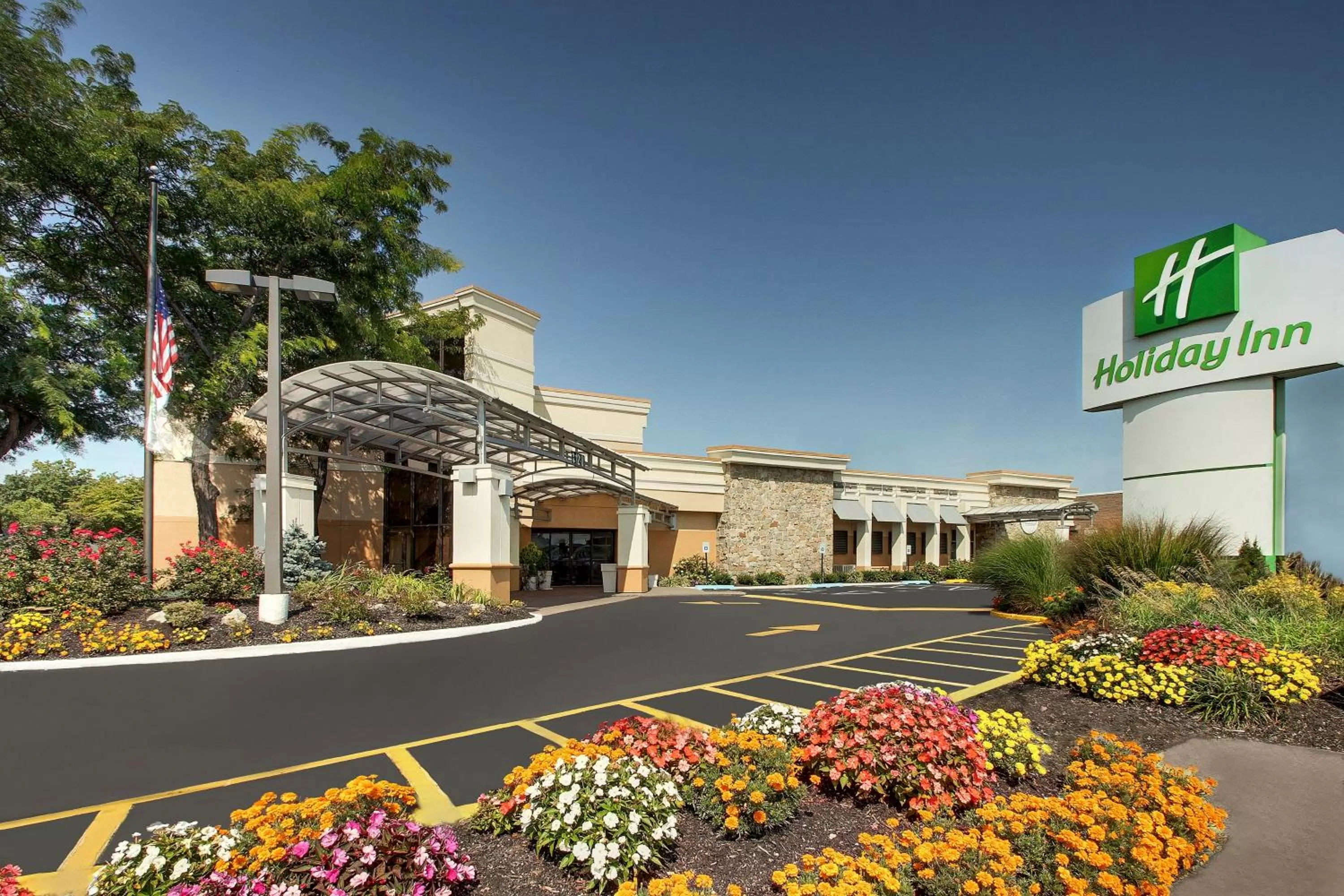 Property building in Holiday Inn Westbury-Long Island by IHG