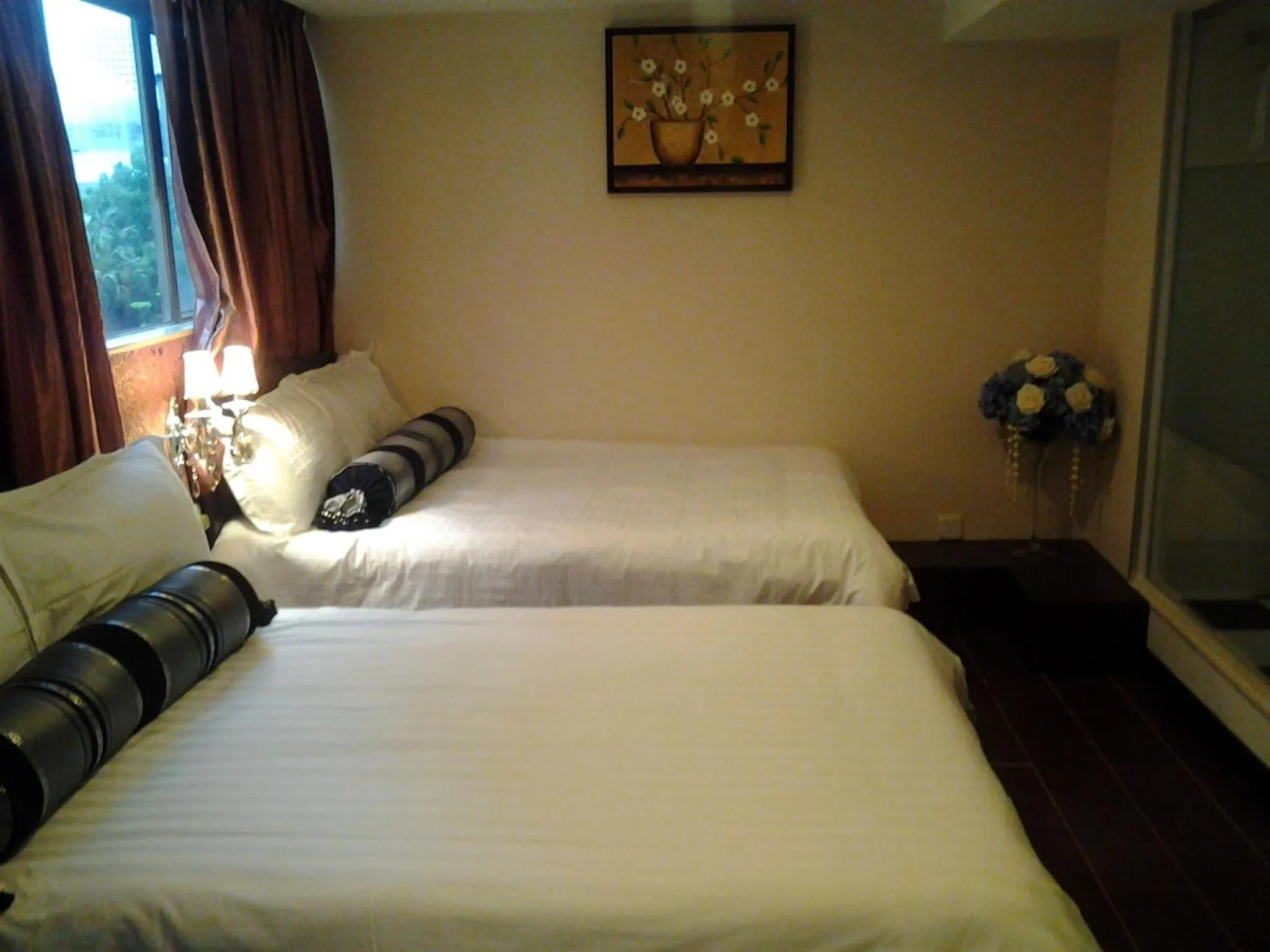 Photo of the whole room, Bed in California Hotel