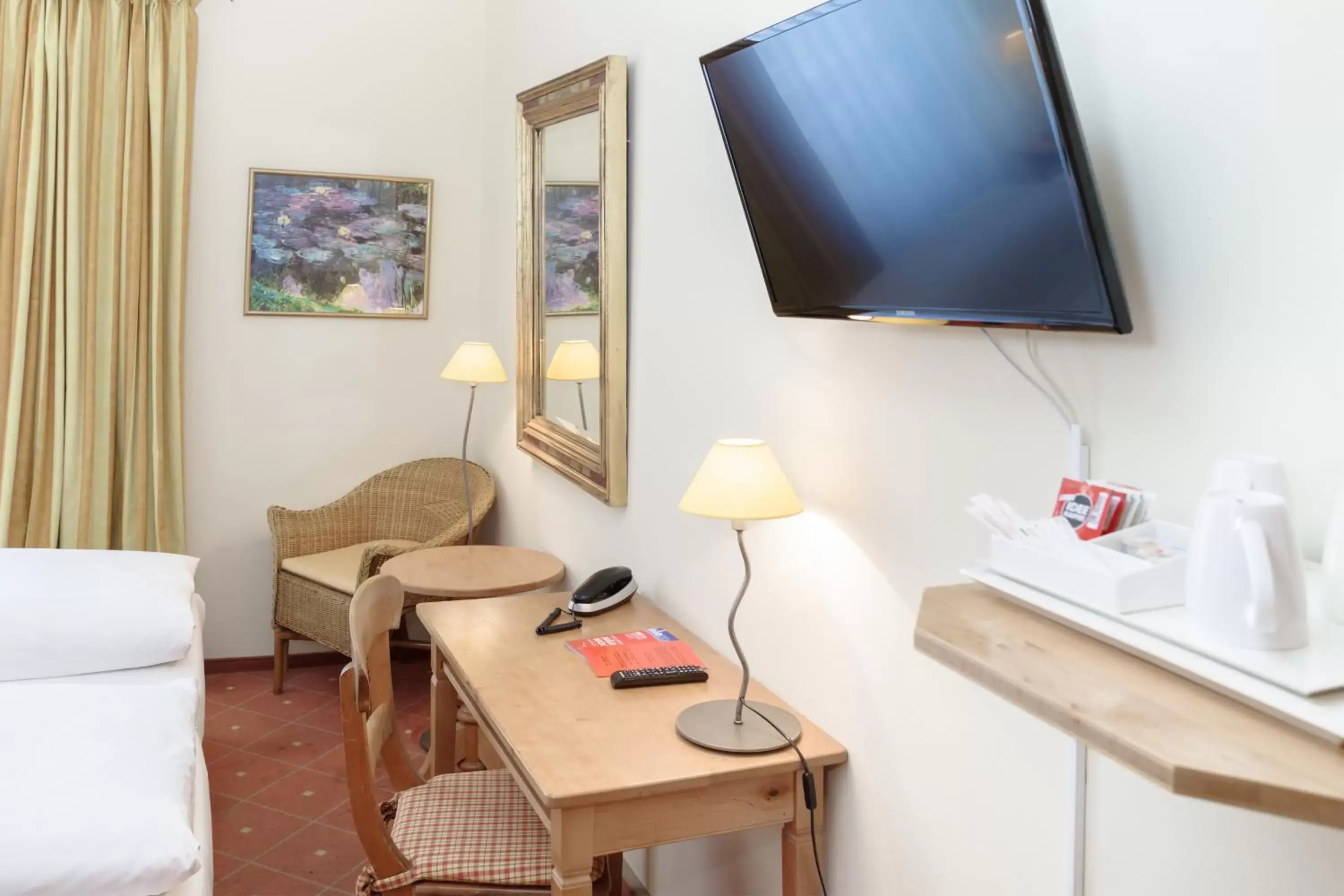 Photo of the whole room, TV/Entertainment Center in Hotel Leipzig City Nord by Campanile