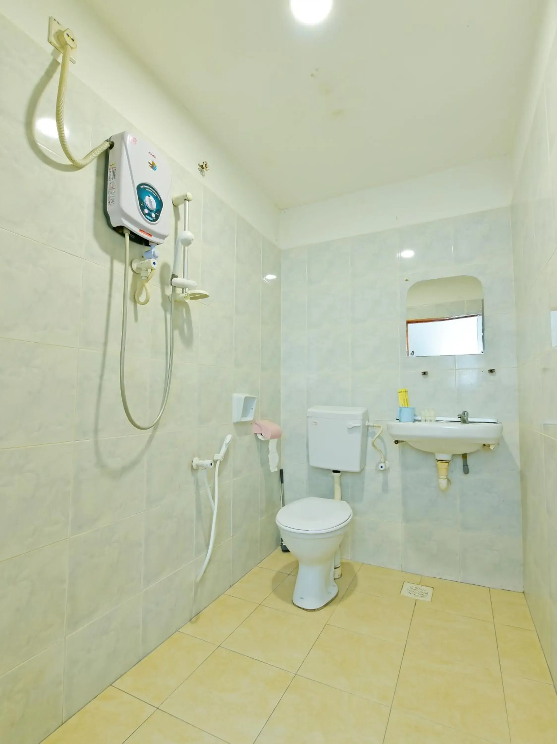 Bathroom in OYO 90494 Sam Huat Hotel