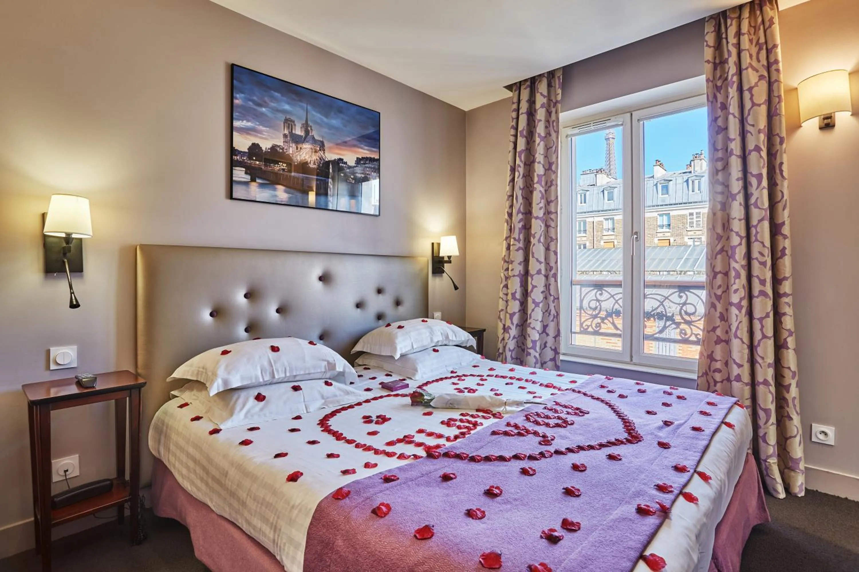 Property building, Bed in Hôtel Le Relais Saint Charles