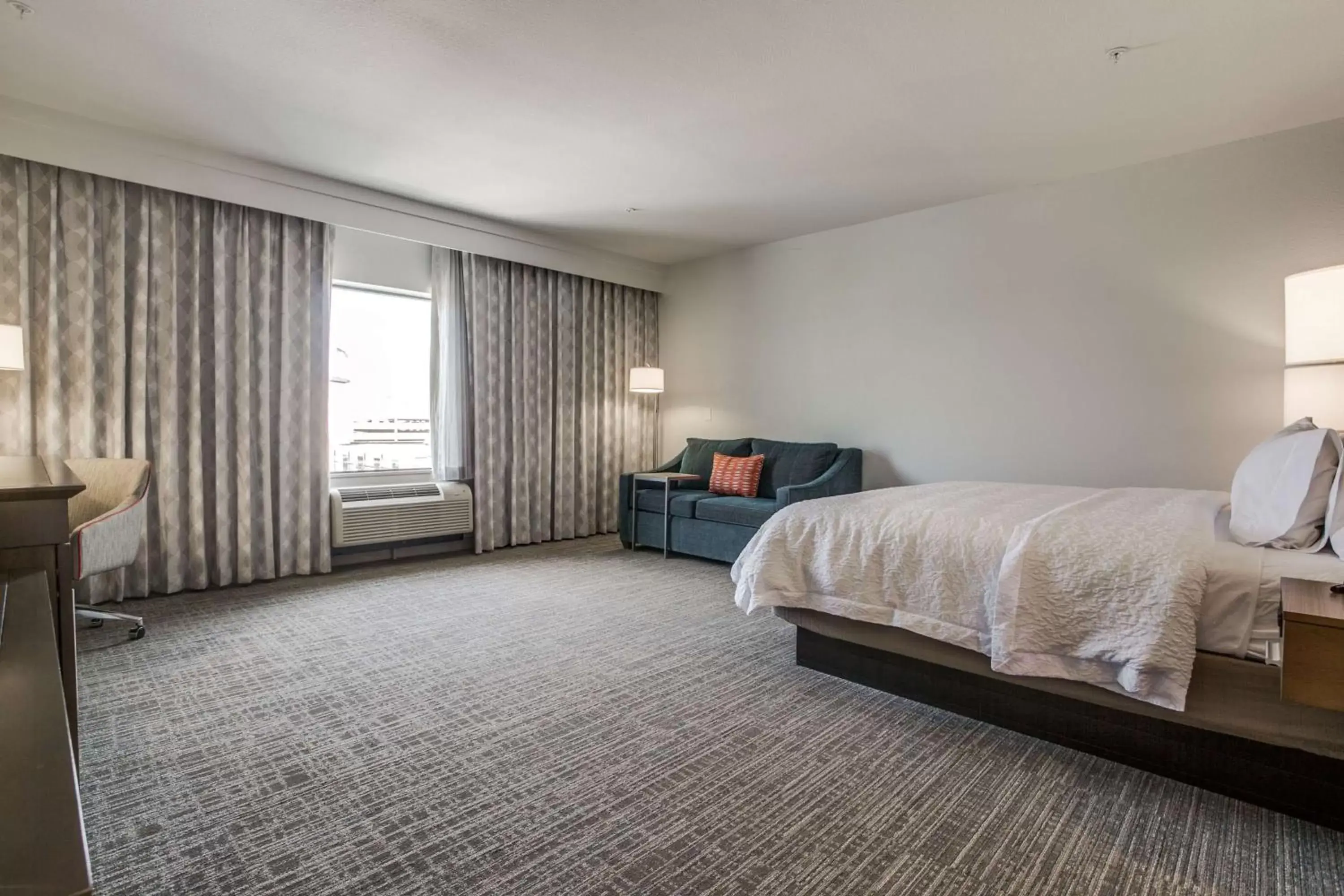 Bed in Hampton Inn & Suites Dallas-Central Expy/North Park Area