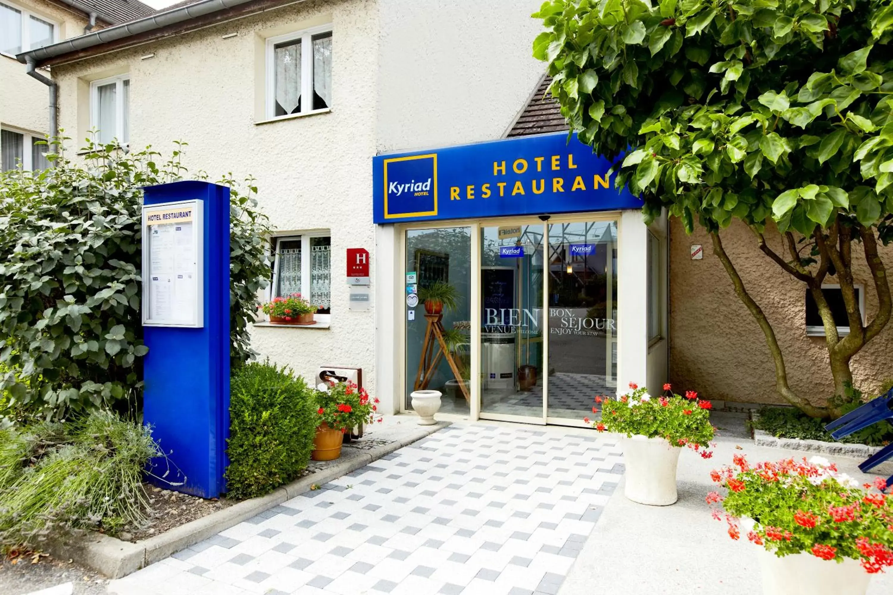 Facade/entrance in Hôtel Restaurant Kyriad Mulhouse Nord Illzach Facade/entrance in Hôtel Restaurant Kyriad Mulhouse Nord Illzach
