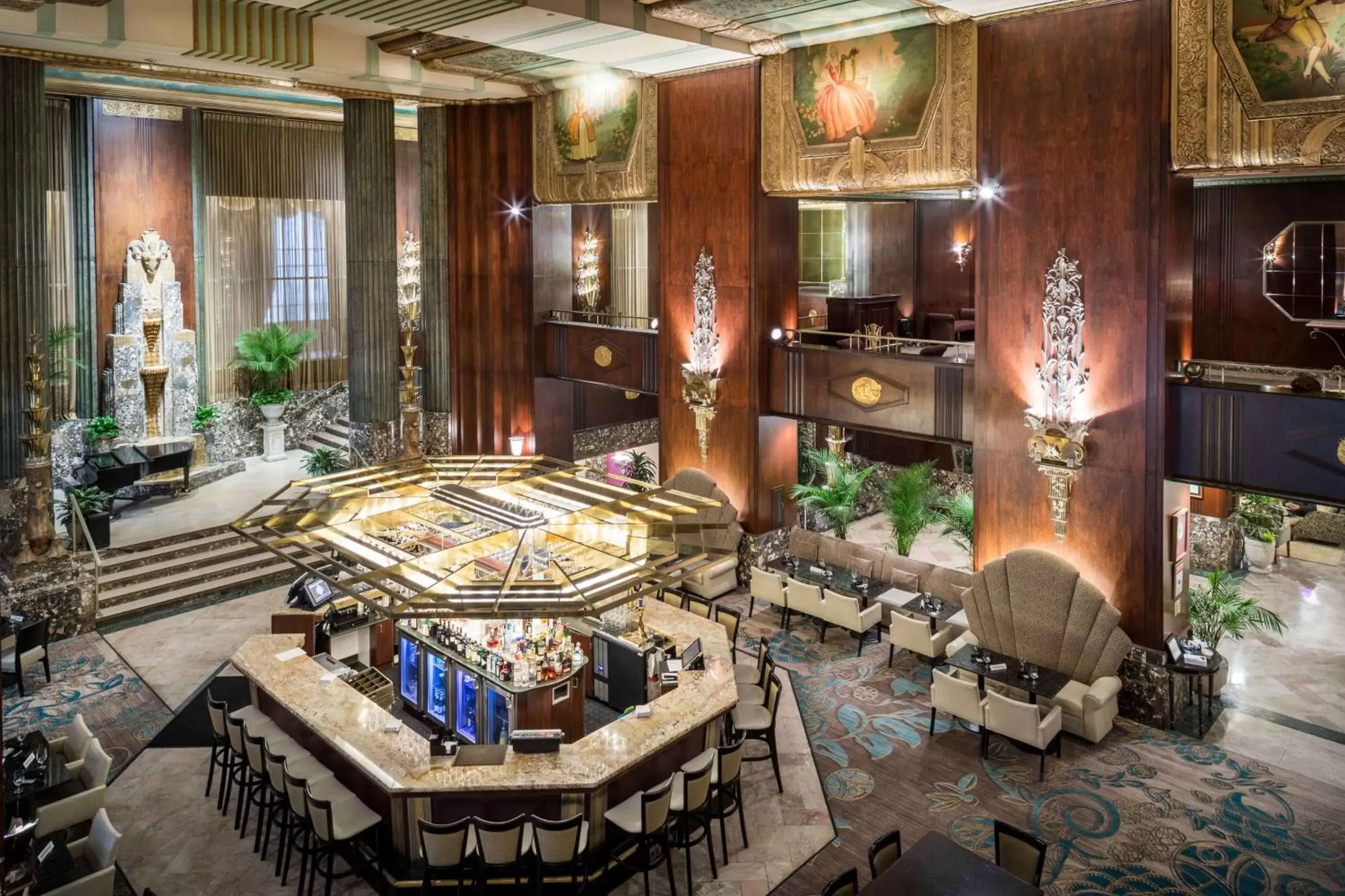 Lounge or bar in Hilton Cincinnati Netherland Plaza
