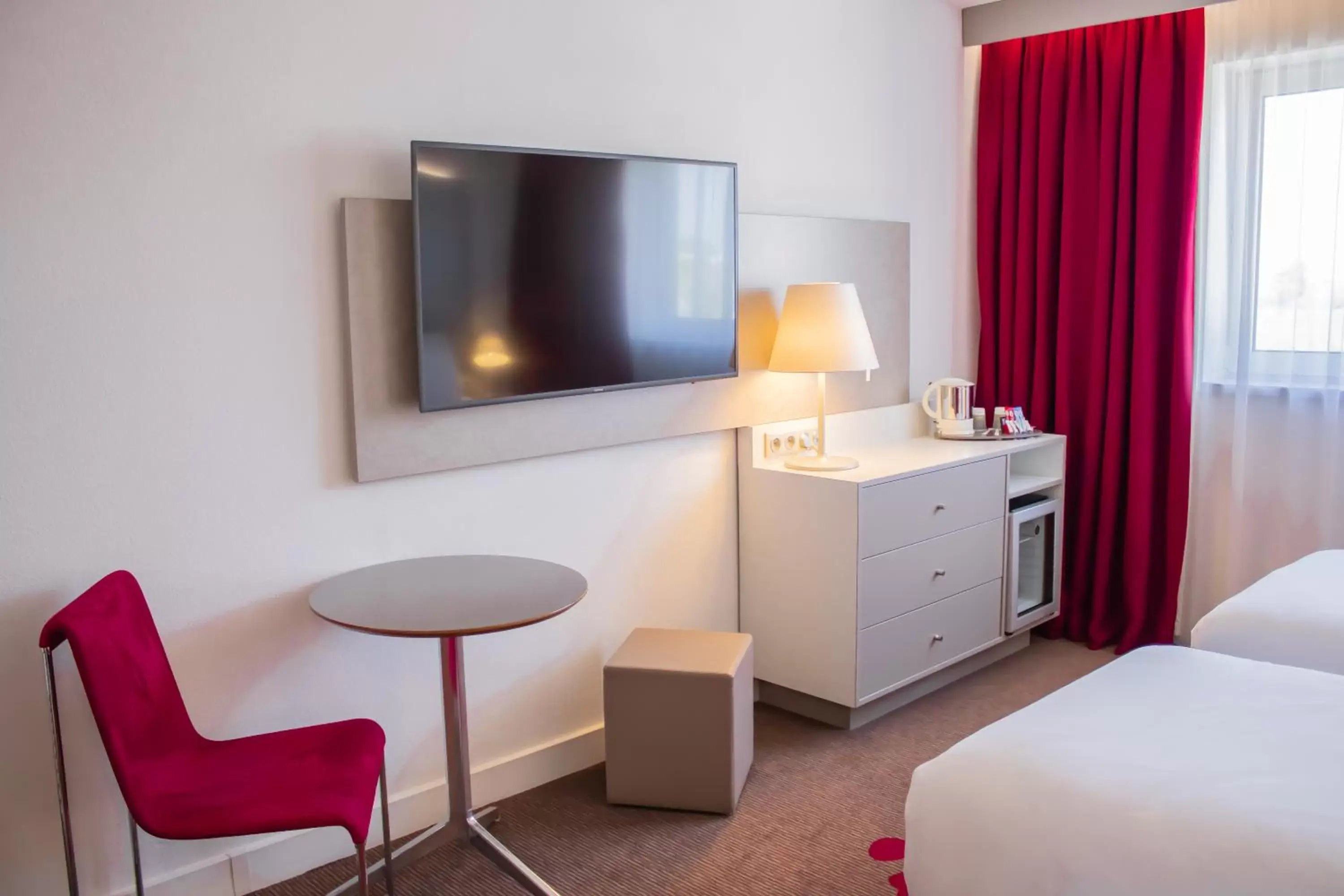 Photo of the whole room, TV/Entertainment Center in Mercure Tours Nord