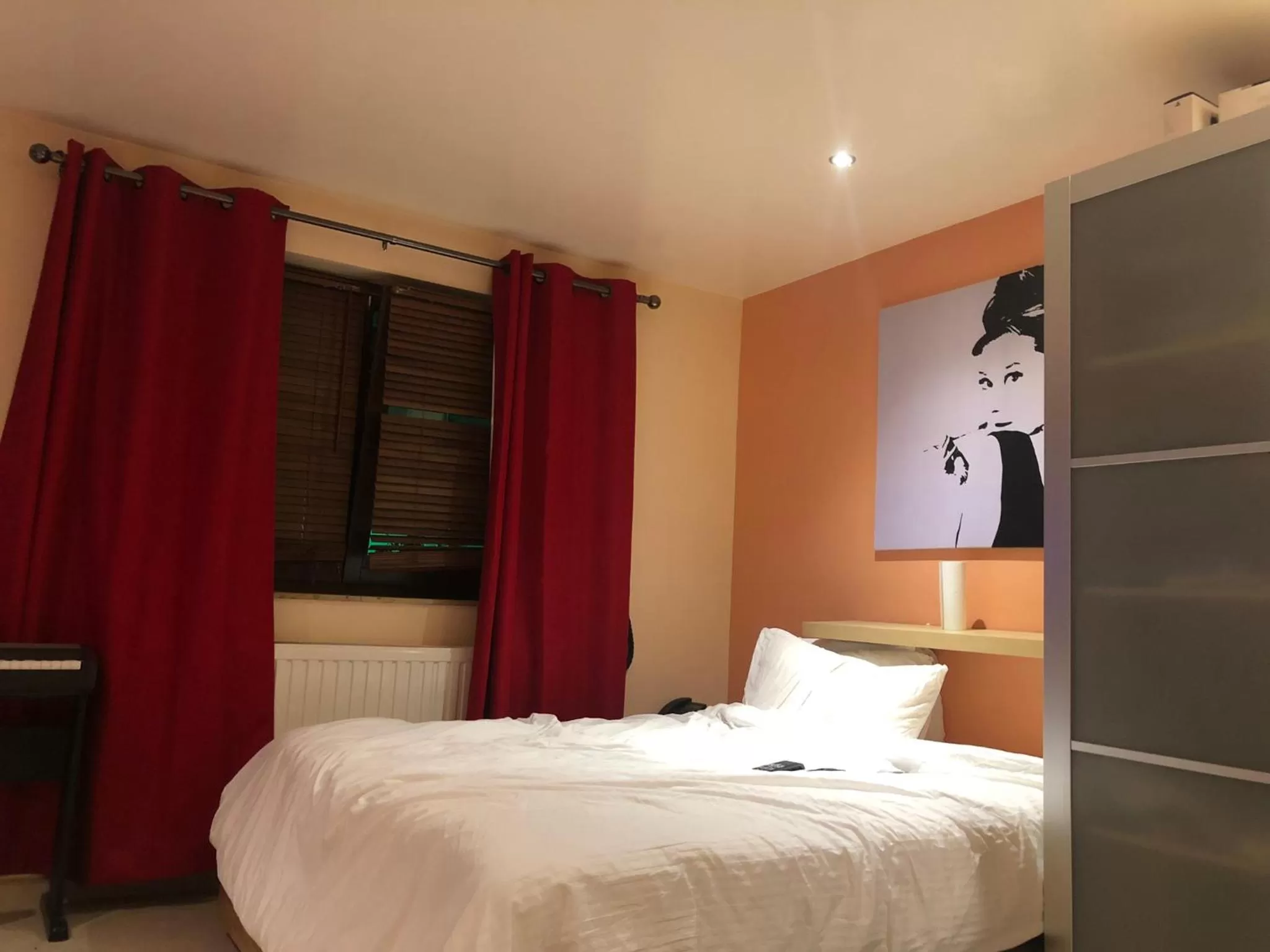 Photo of the whole room, Bed in Residence la Fraisiere