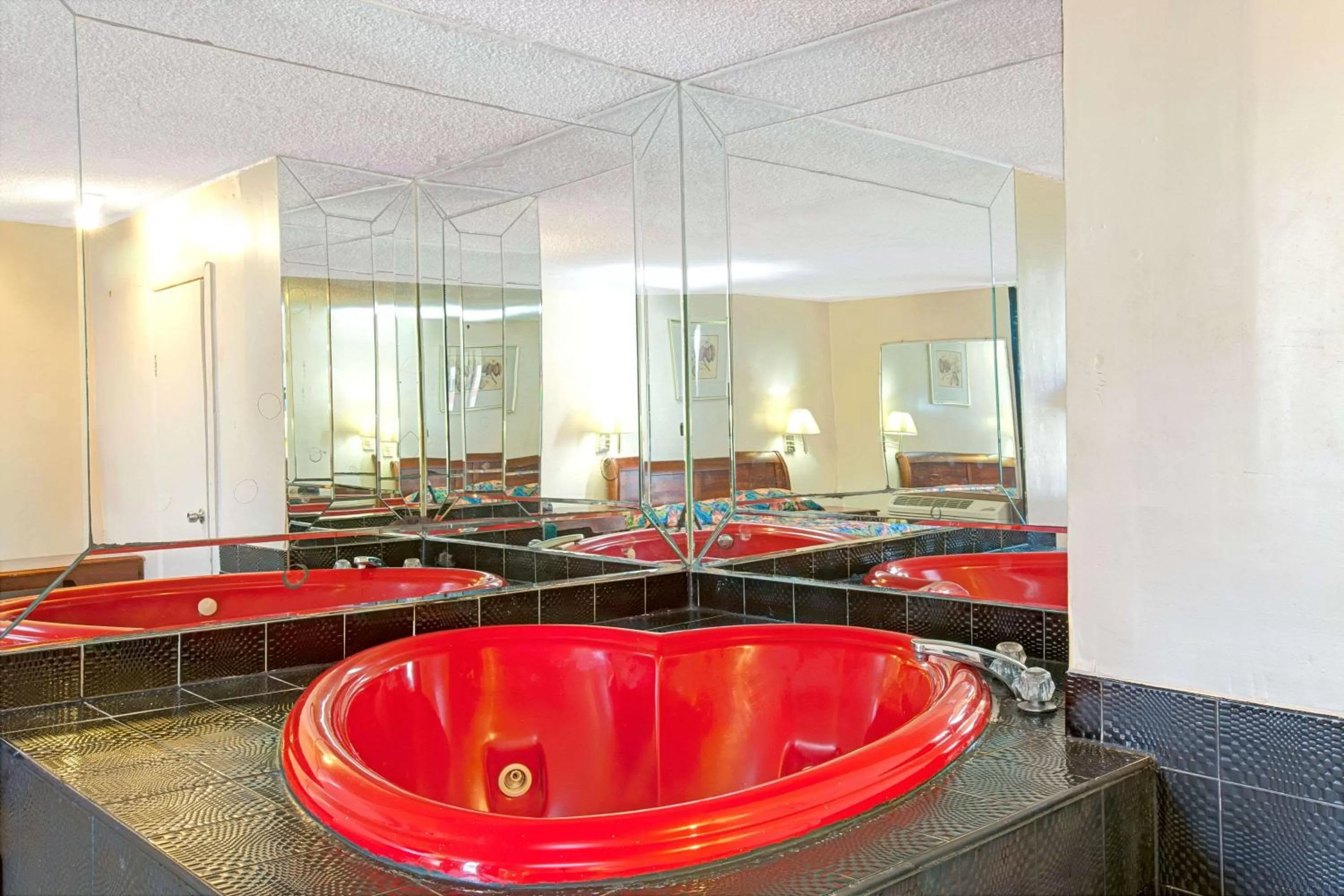 Photo of the whole room in Knights Inn South Hackensasck