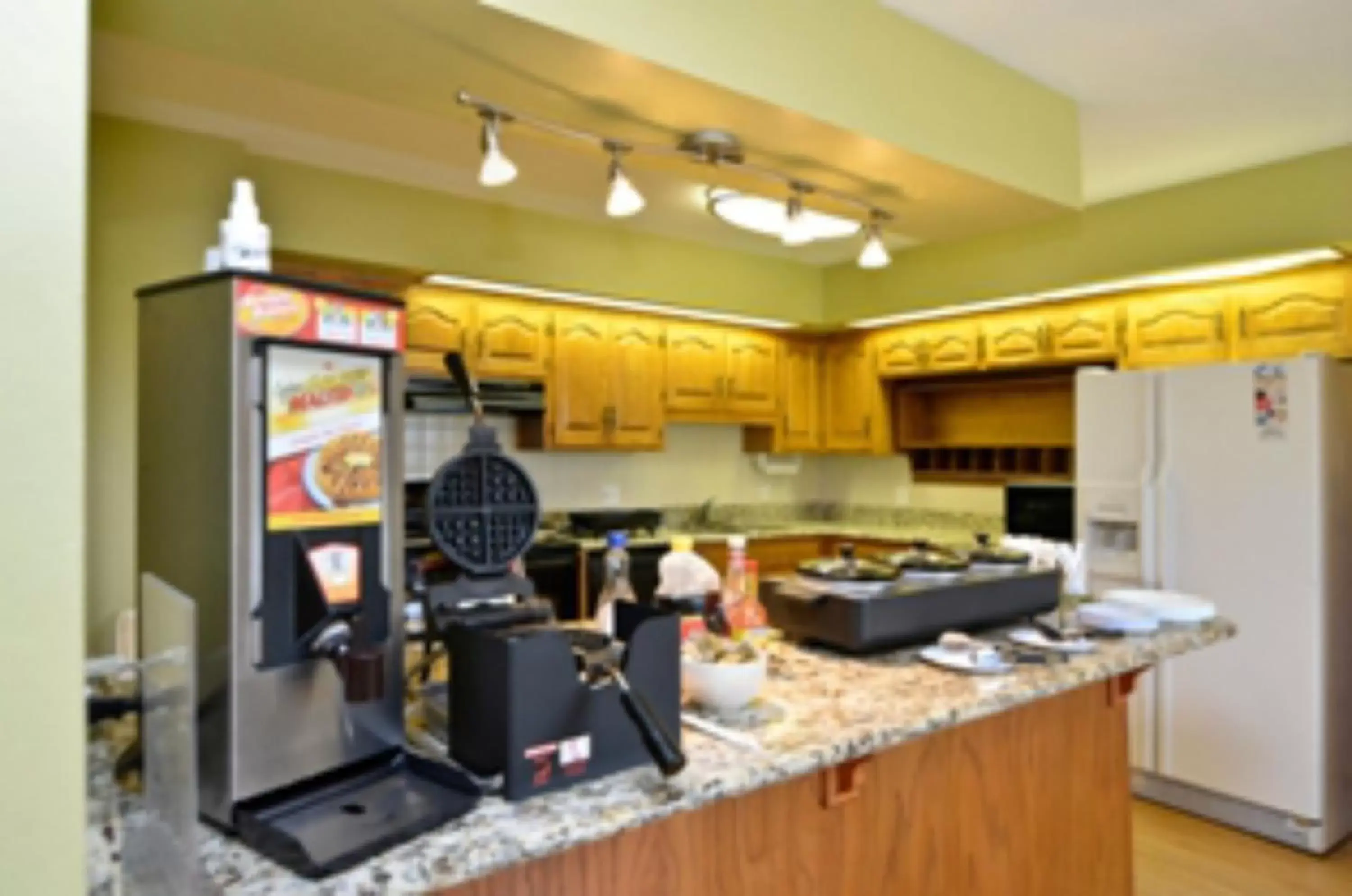 Coffee/tea facilities, Kitchen/Kitchenette in SureStay Hotel by Best Western Cameron