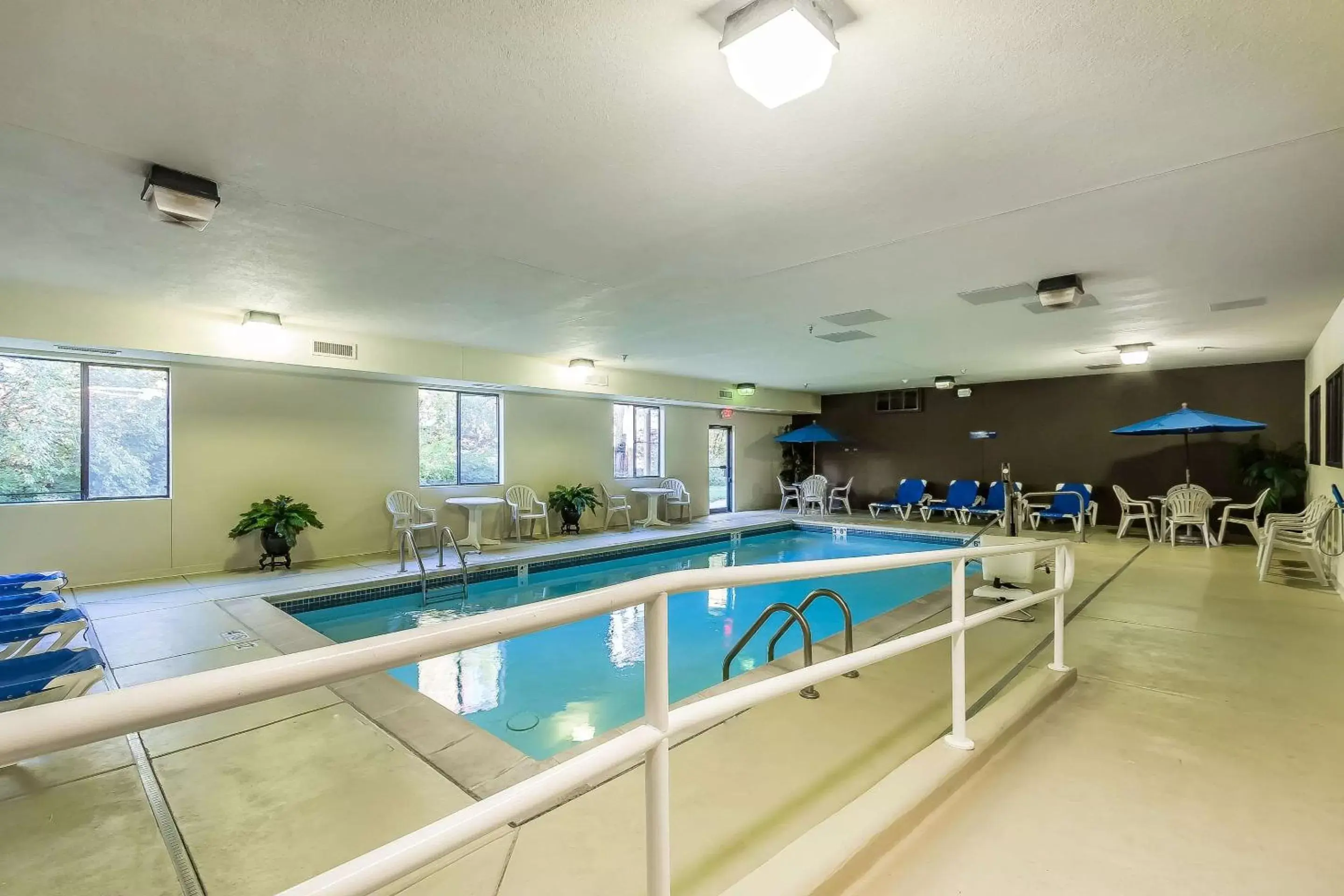 On site, Swimming Pool in Comfort Suites St Charles-St Louis