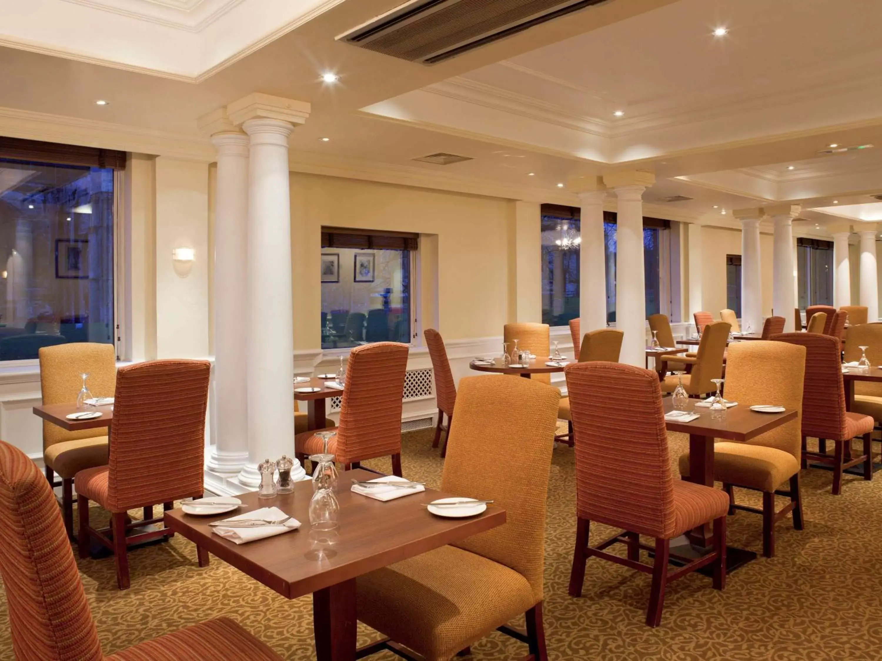 Property building, Restaurant/Places to Eat in Mercure Winchester Wessex Hotel