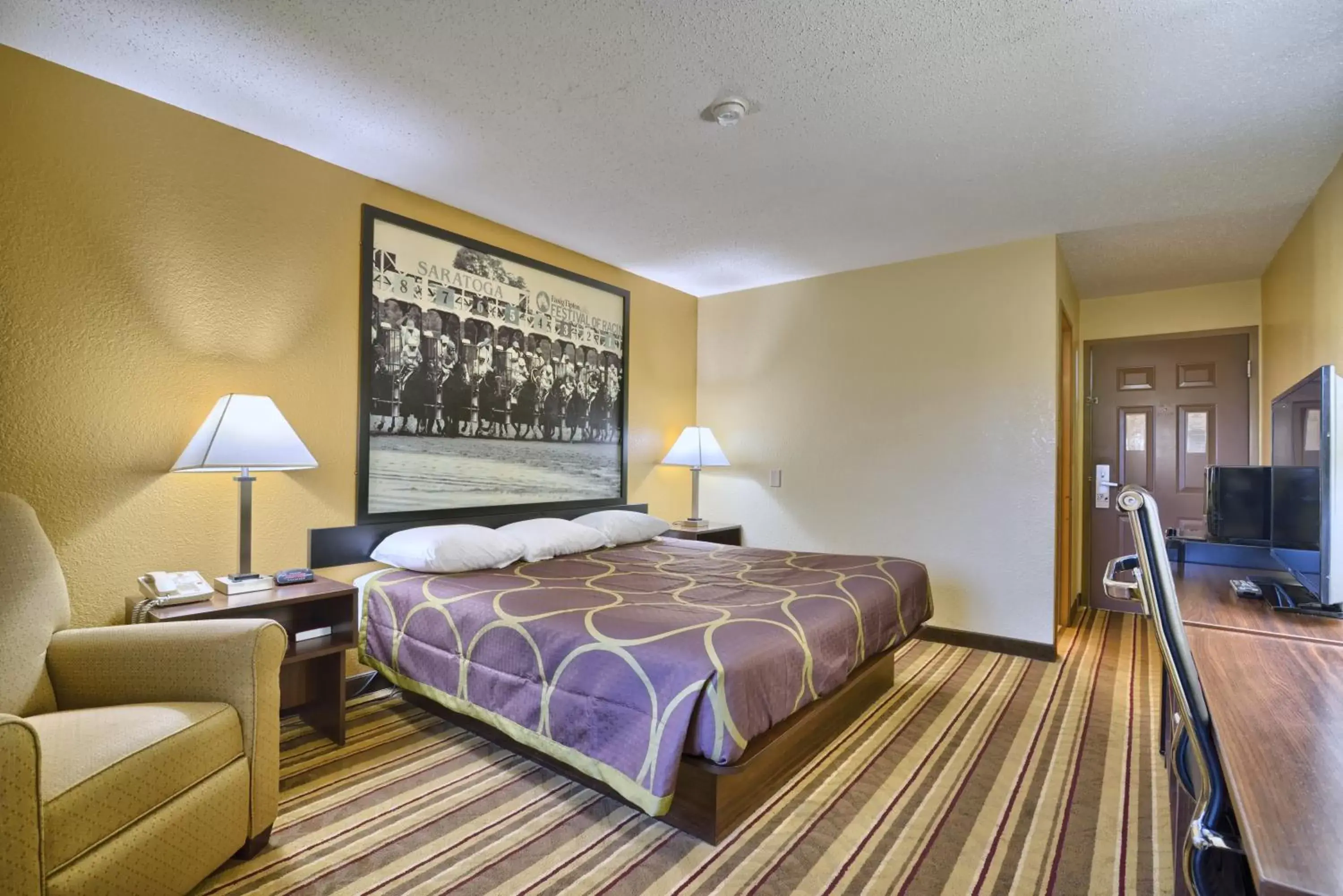Bedroom, Bed in Super 8 by Wyndham Latham - Albany Airport