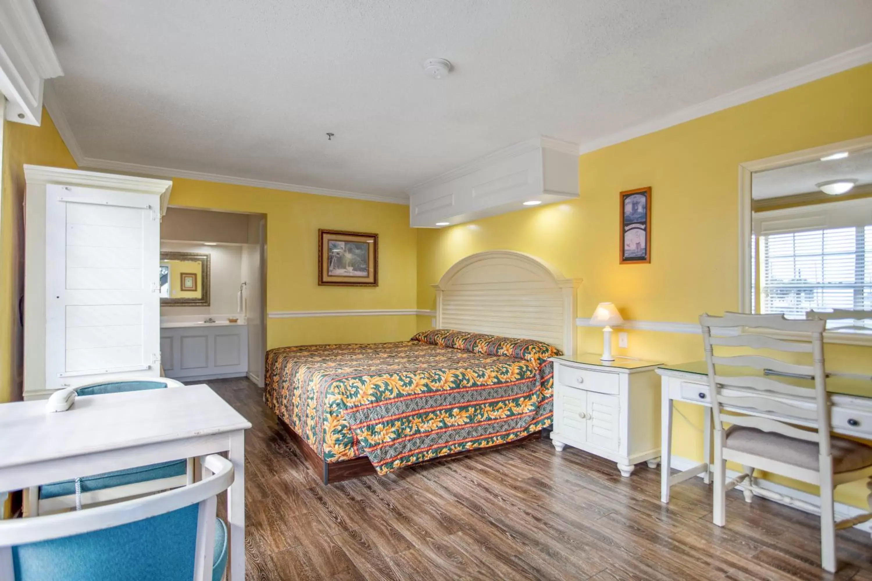 Bedroom, Bed in Edgewater Inn - Biloxi Beach Bedroom, Bed in Edgewater Inn - Biloxi Beach