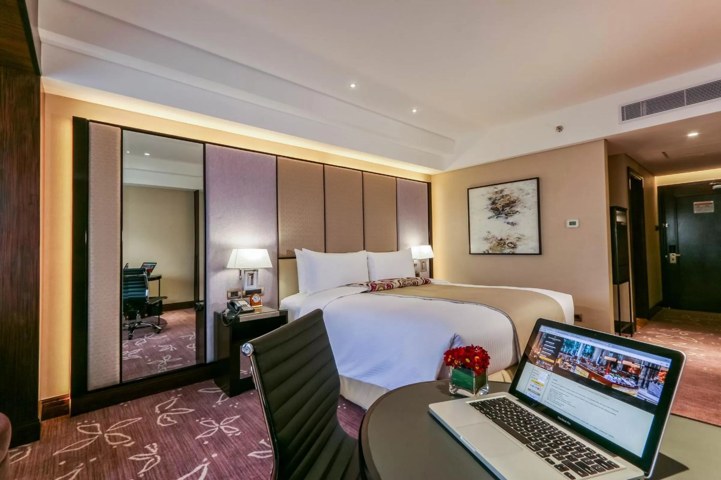 Bedroom, Bed in Diamond Hotel Philippines