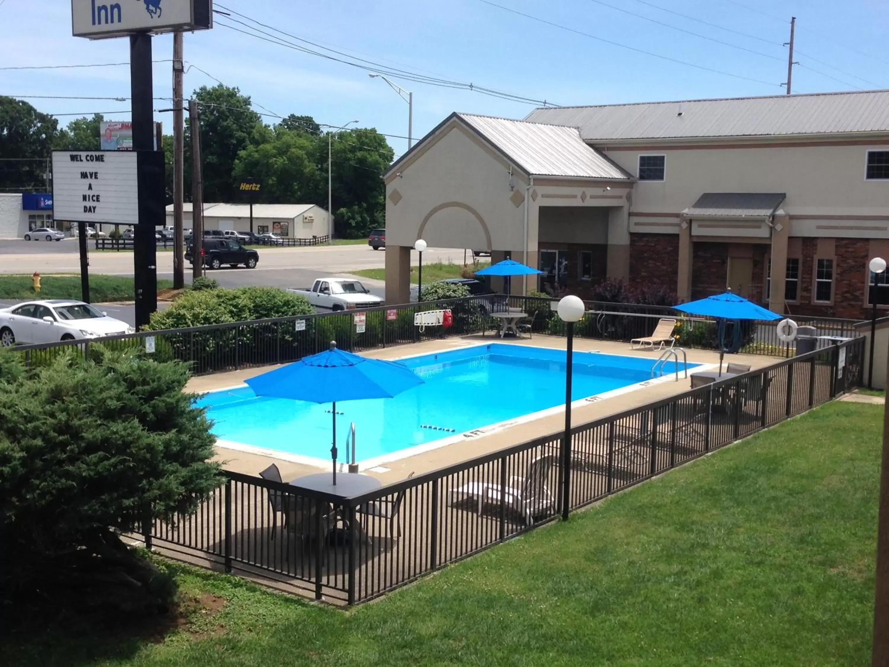 Swimming Pool in Bluegrass Inn